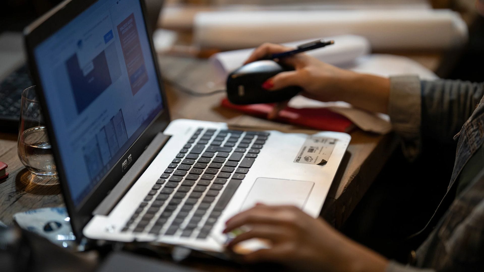 Fue despedido de su empresa por baja productividad: Descubrieron que veía pornografía y videos en YouTube