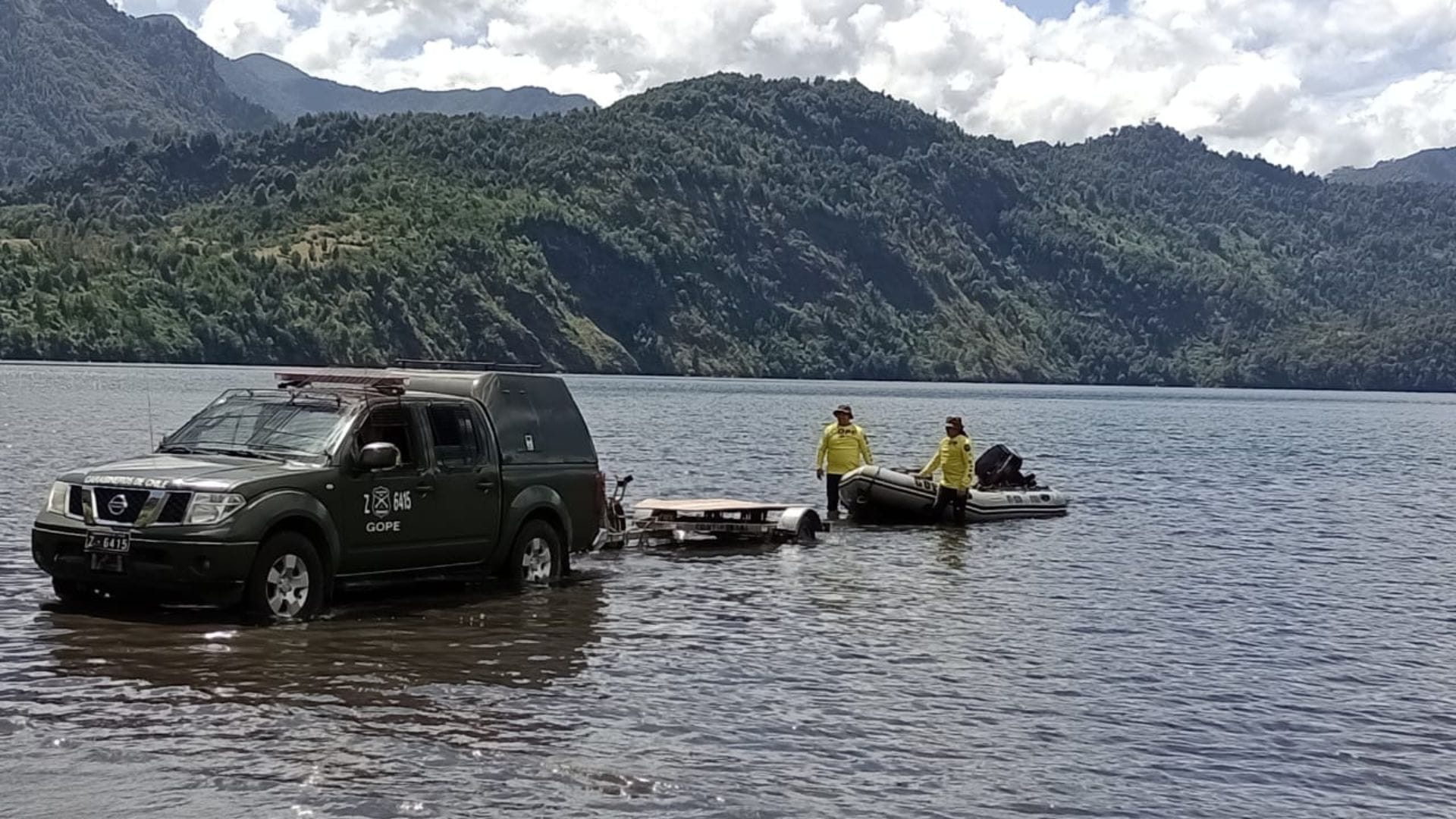 Practicaban stand up paddle: La desesperada búsqueda de padre que se lanzó al lago Pellaifa para rescatar a su hija