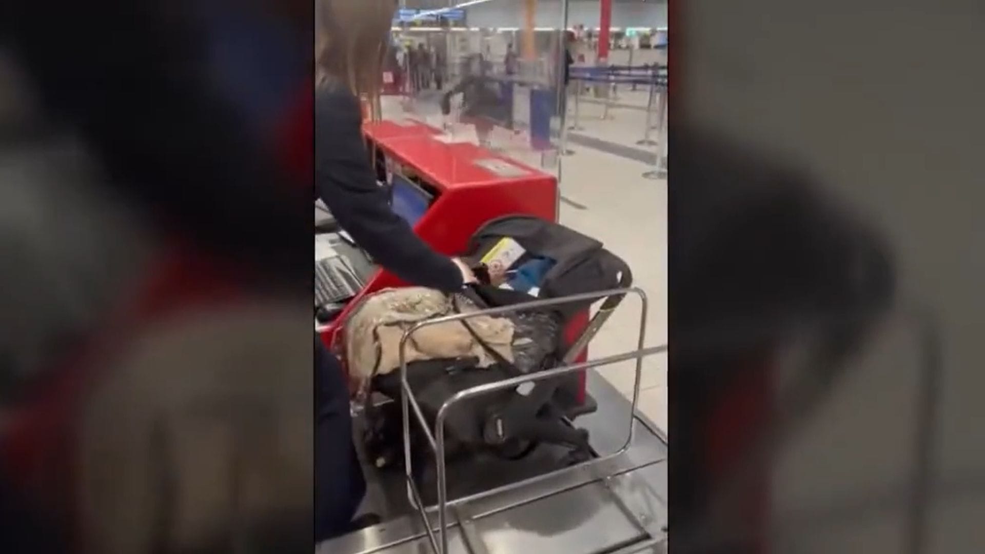 Insólito: Padres abandonan a su bebé en el aeropuerto porque no tenía pasaje