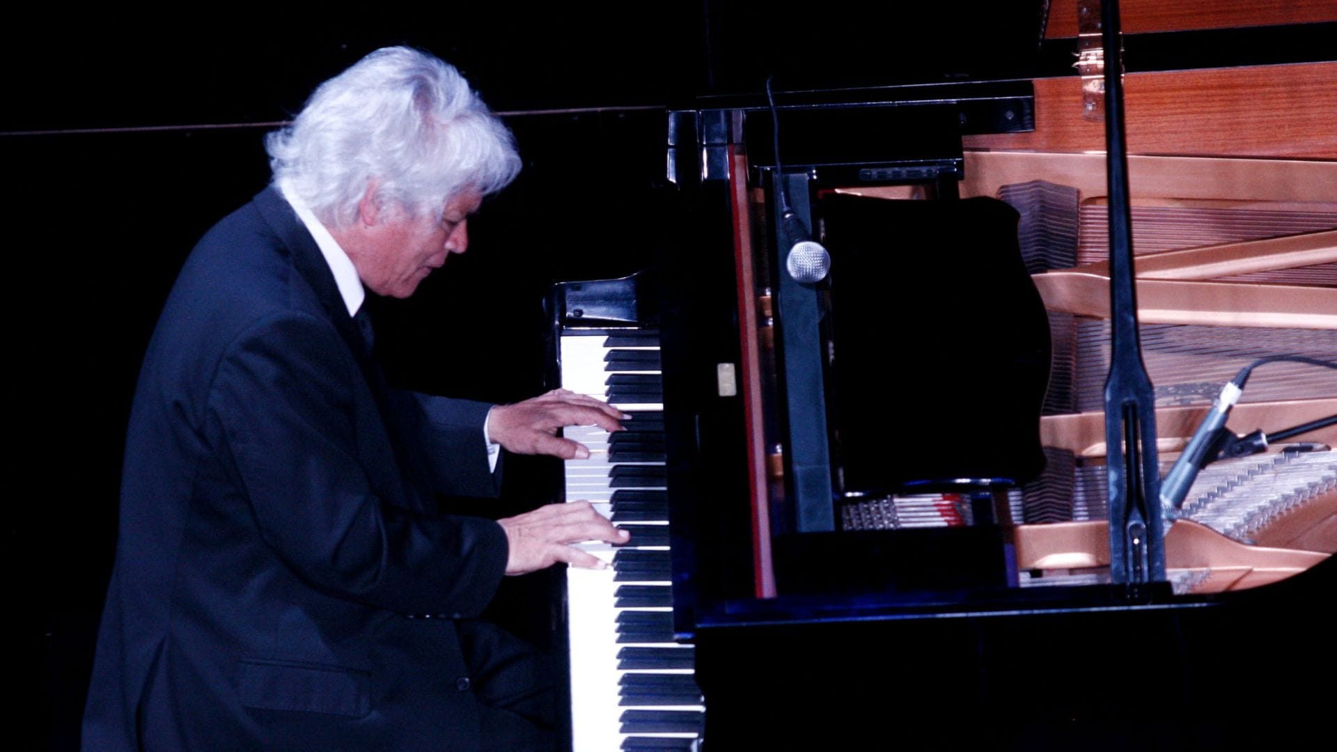 Roberto Bravo brindará conciertos solidarios en Concepción y Chillán para ayudar a damnificados por incendios forestales
