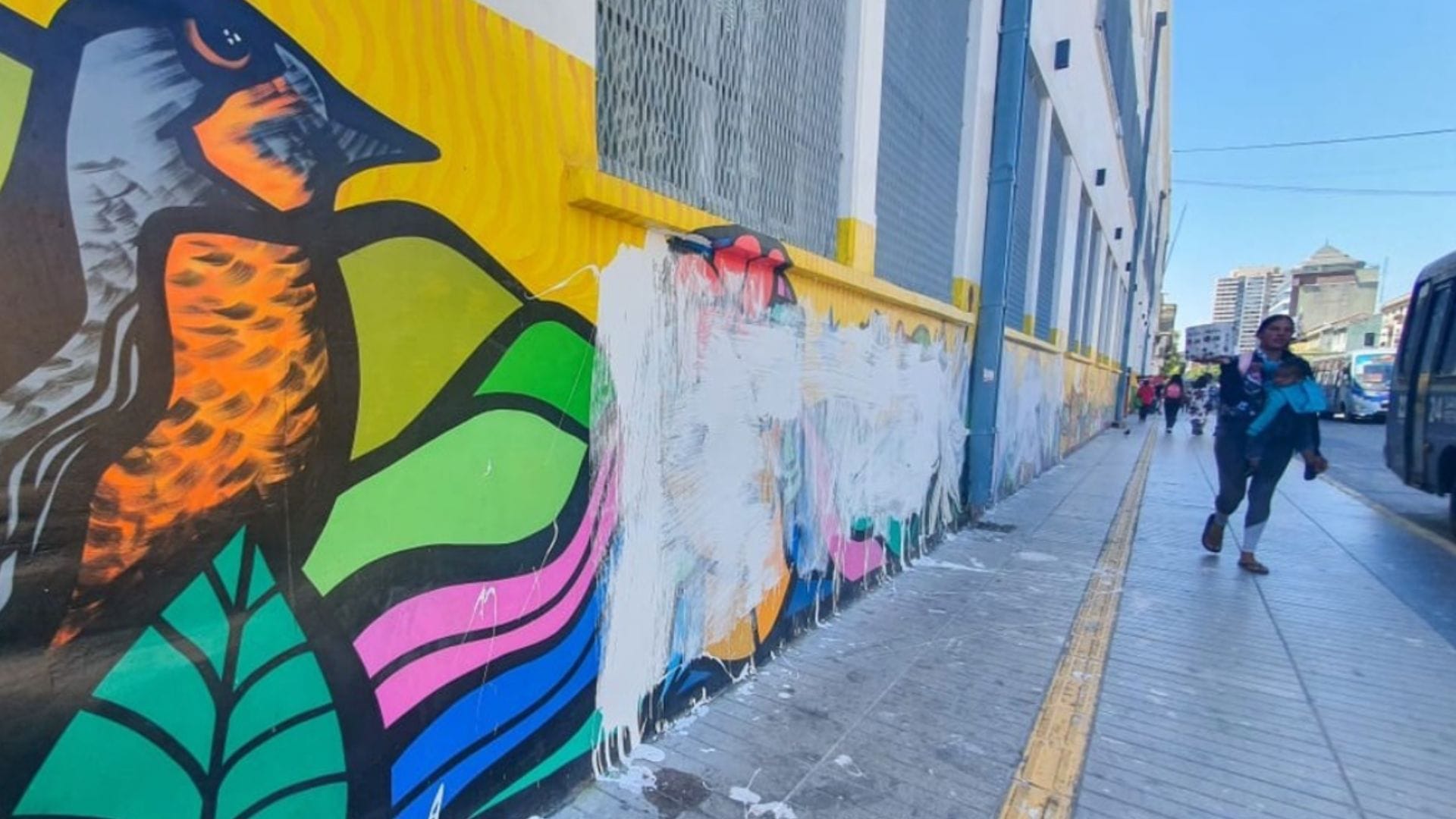 Denuncian que sujetos dañaron con pintura blanca colorido mural del centro de Concepción