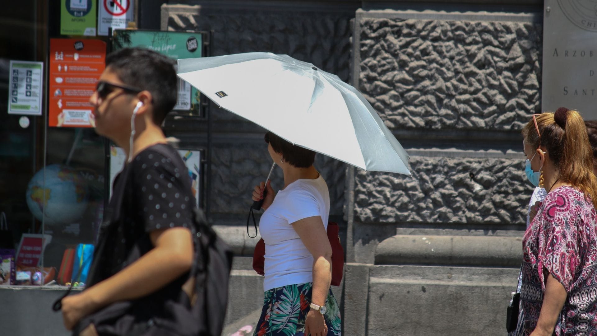 Activarán Código Rojo en Santiago por calor extremo: Las recomendaciones para evitar problemas de salud