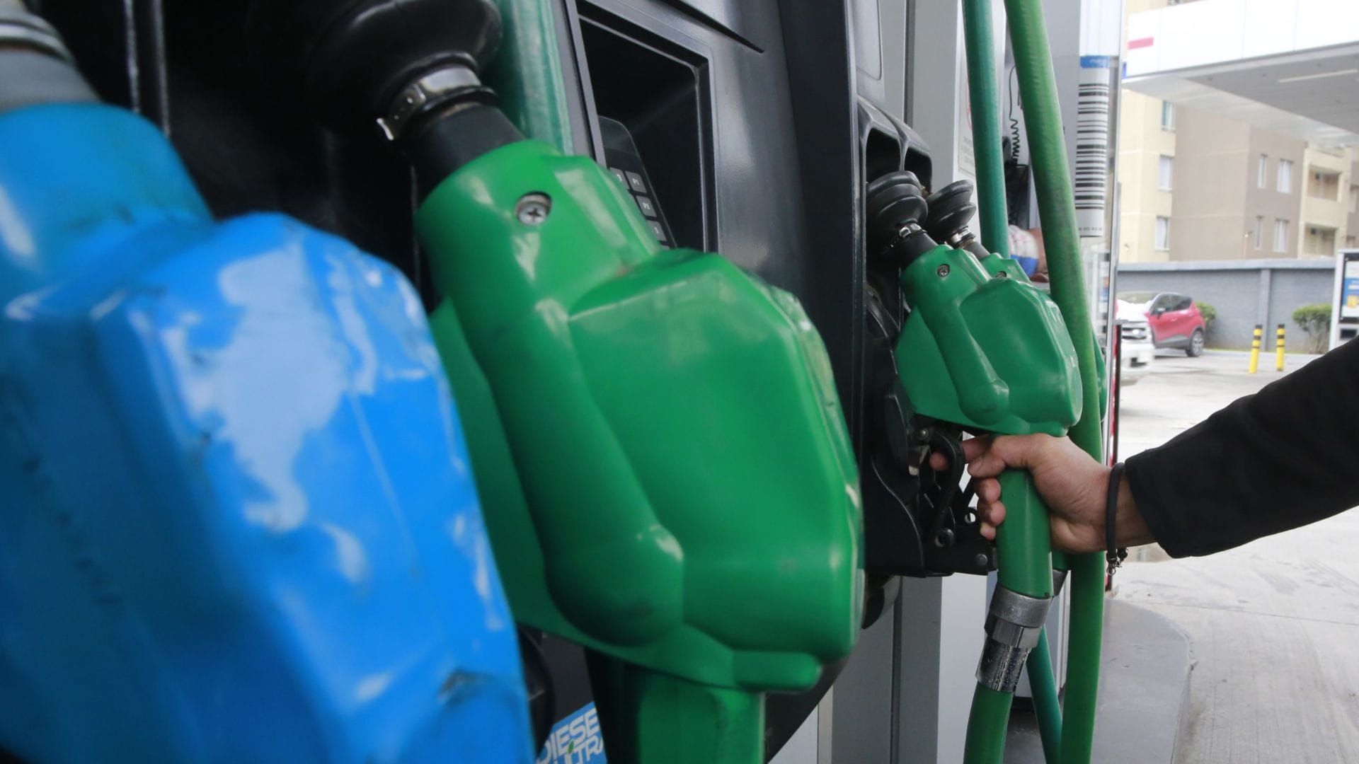 Anuncian baja en precio de las bencinas a partir de este jueves