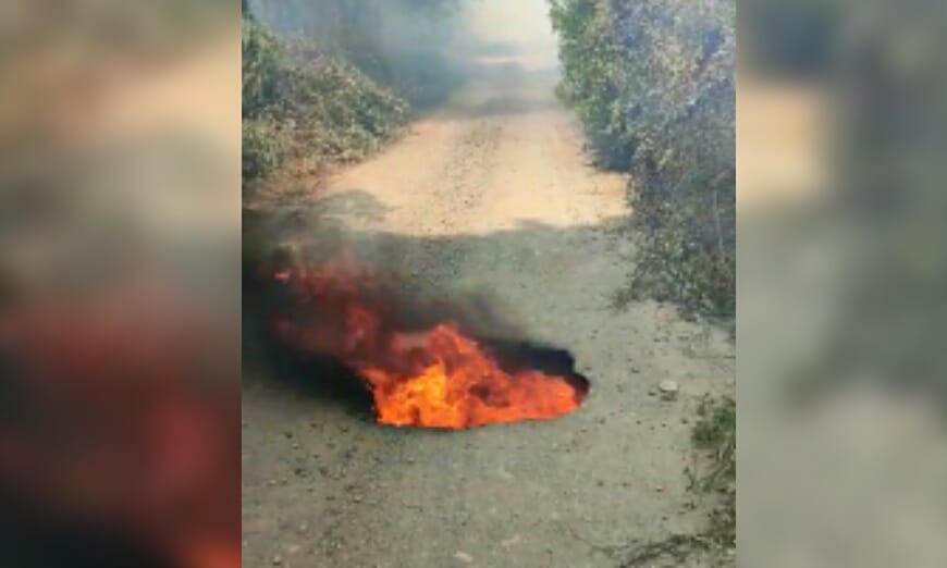 Impacto por incendio en Quillón: Captan fuego saliendo desde “tremendo hoyo en el camino”