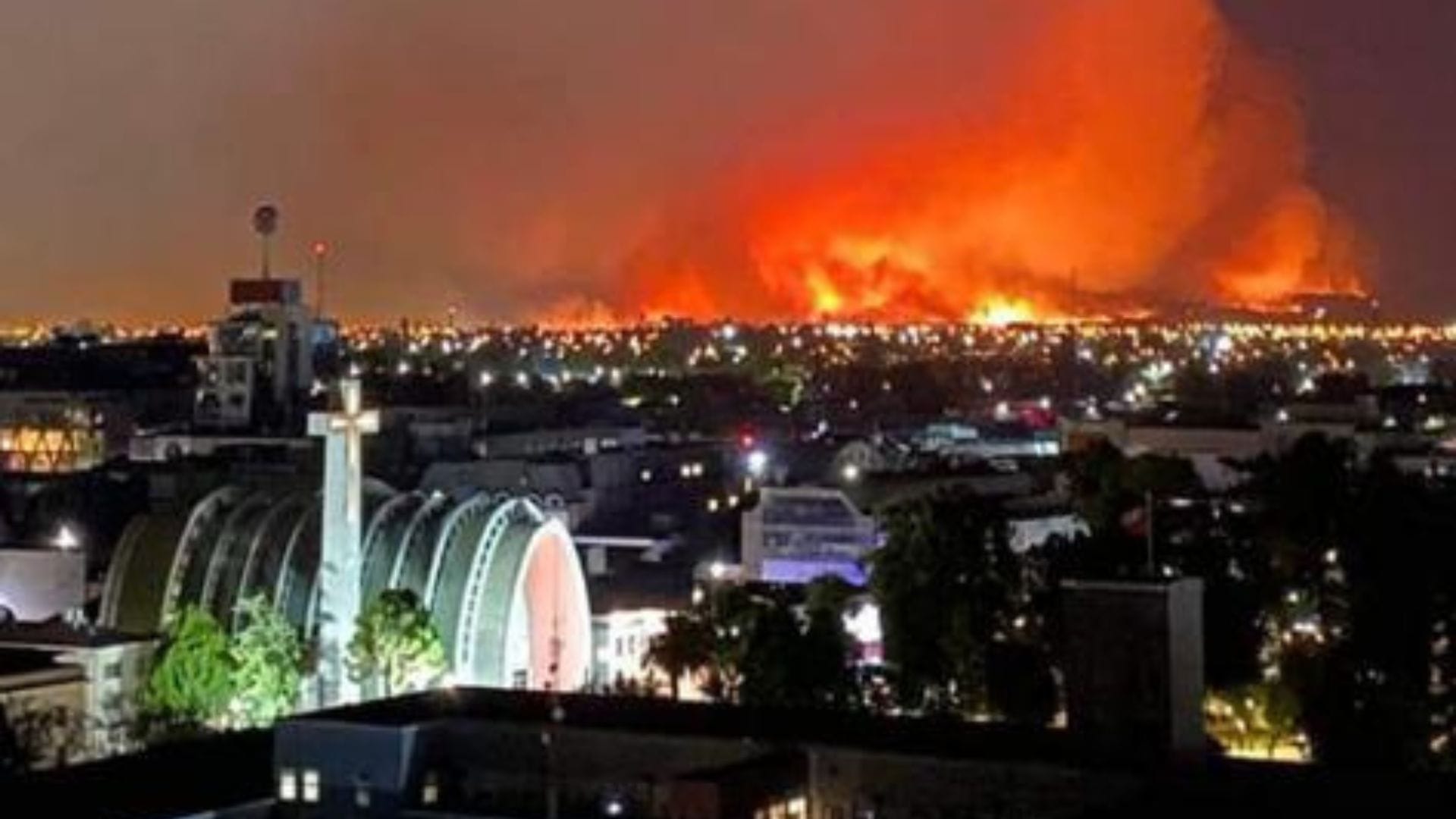 Incendio forestal en Chillán ha consumido más de 100 hectáreas: Confirman que hay estructura quemada
