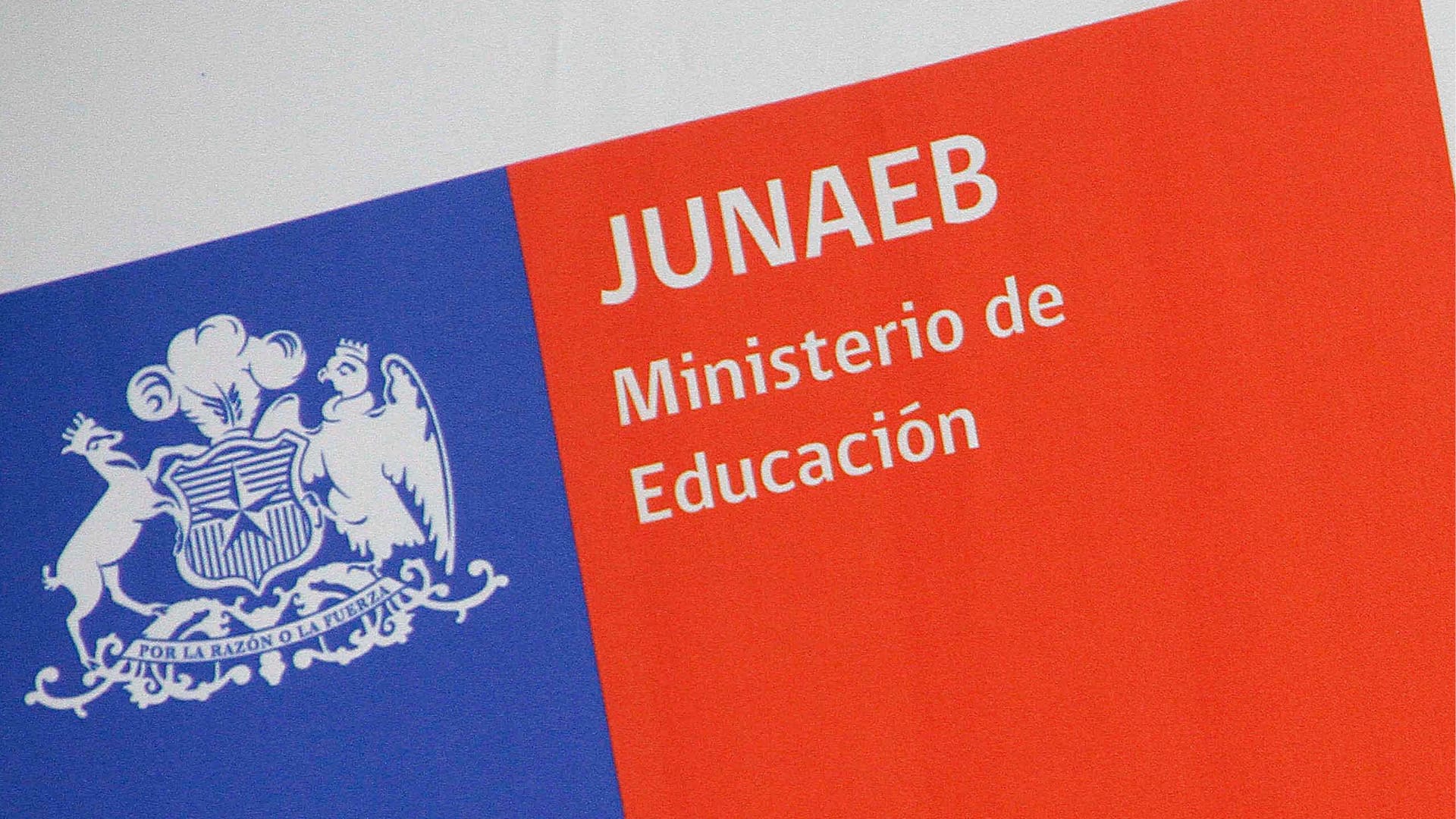 Fingieron reunión con trabajadores de Junaeb: Denuncian robo de computadores desde Dirección Nacional