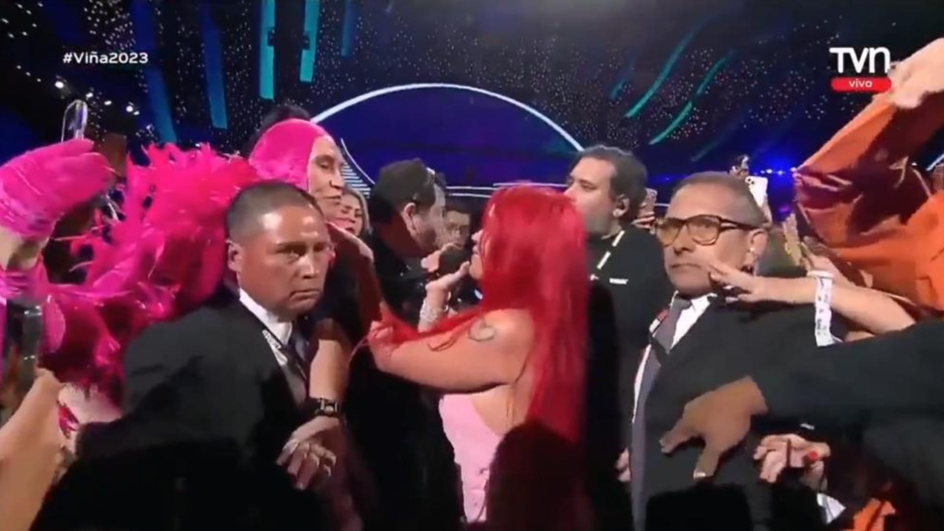 “Oooso”: Di Mondo trata de darle un beso a Karol G pero esta lo rechaza