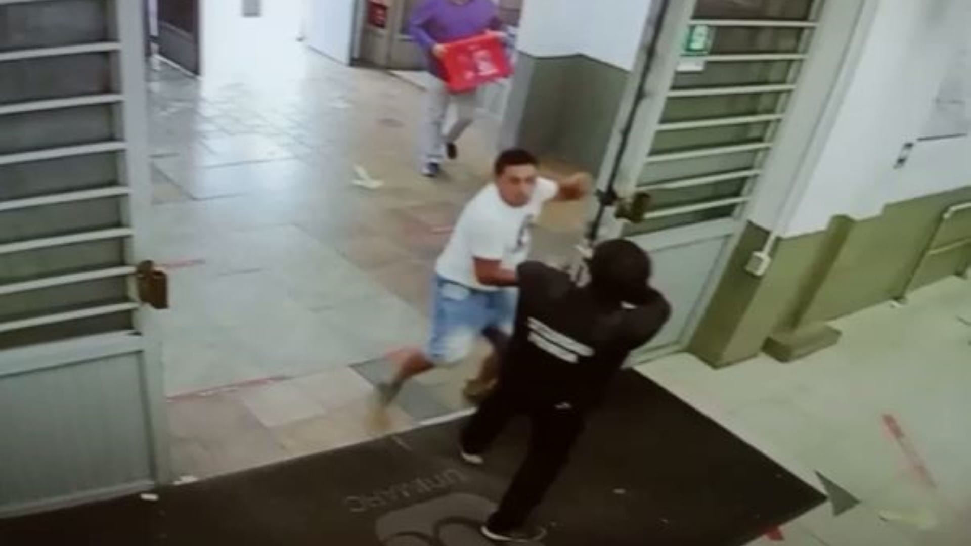 “Mecheros” golpean a guardia de supermercado en San Pedro de la Paz para robar mercadería