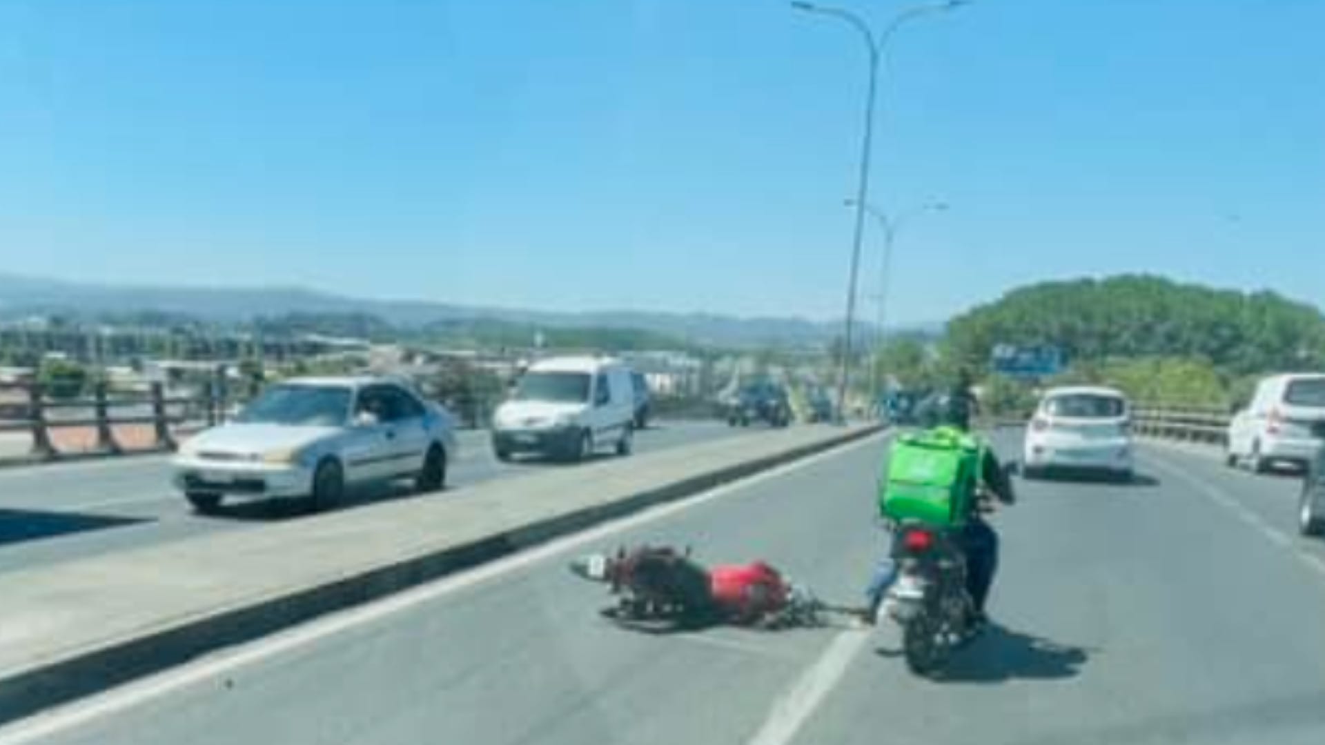Investigan fatal volcamiento de motocicleta en el paso superior Las Golondrinas de Hualpén