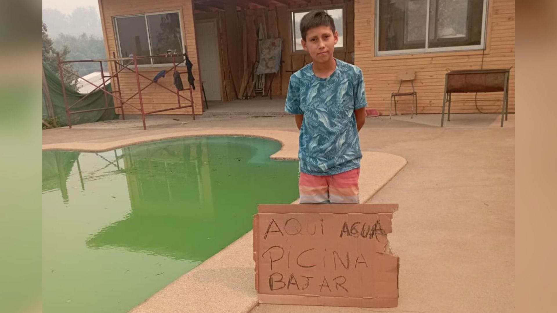 Noble gesto: Niño escribió cartel para ofrecer su piscina al combate de incendio en Tomé