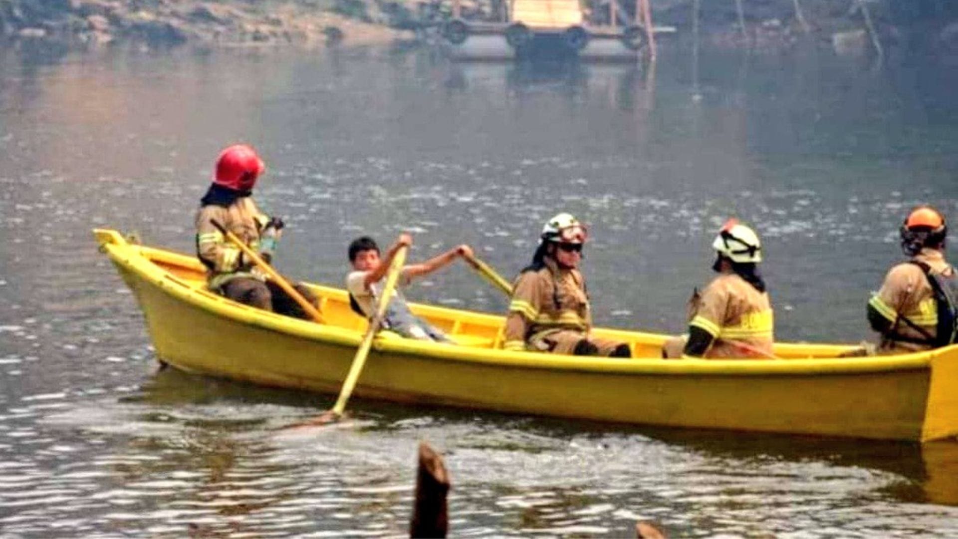 Niño remó y ayudó a trasladar en bote a Bomberos que combaten incendios