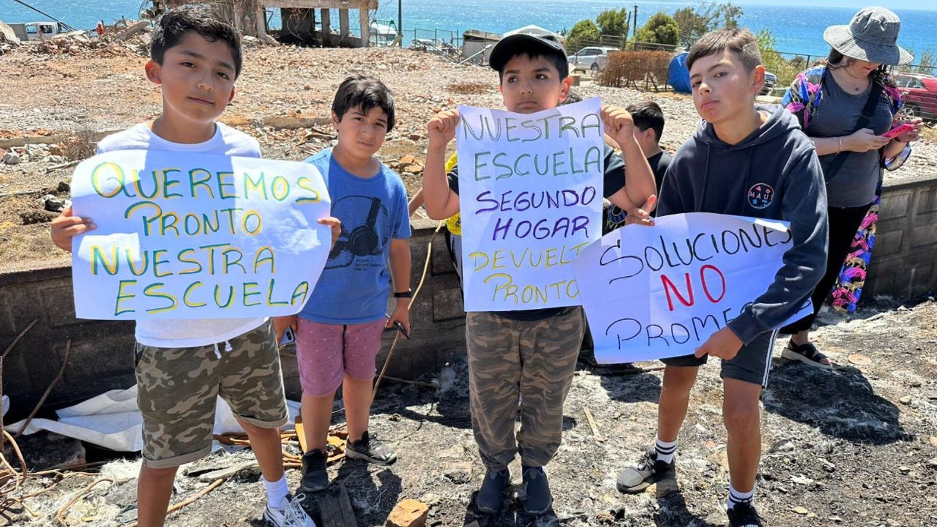 “Extraño pasarla con mis amigos”: Niños de Punta Lavapié le pidieron a Boric que reconstruya  pronto su escuela