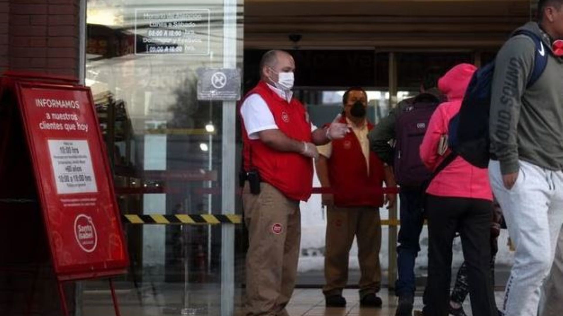 Delincuentes asaltaron supermercado Santa Isabel de Concepción: Intimidaron a trabajadores