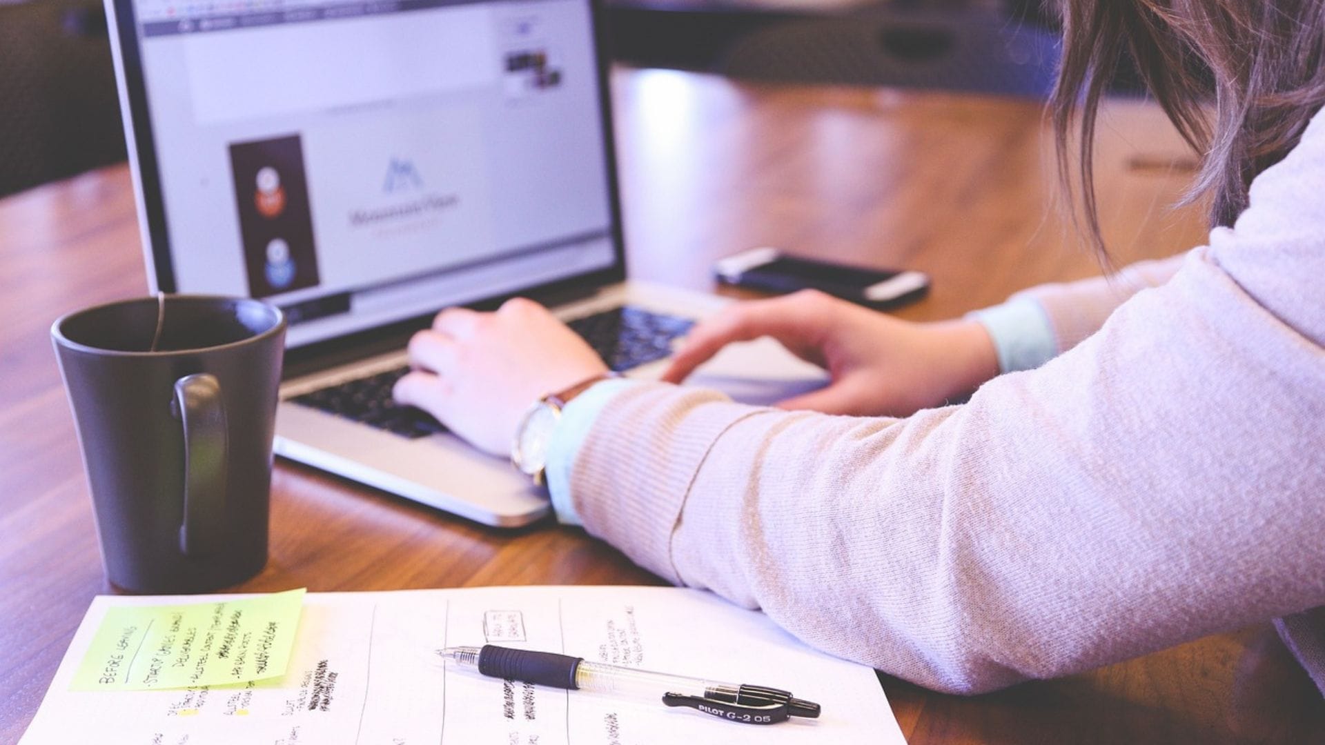 Fundación entrega 800 becas de formación e inserción laboral a jóvenes que buscan empleo