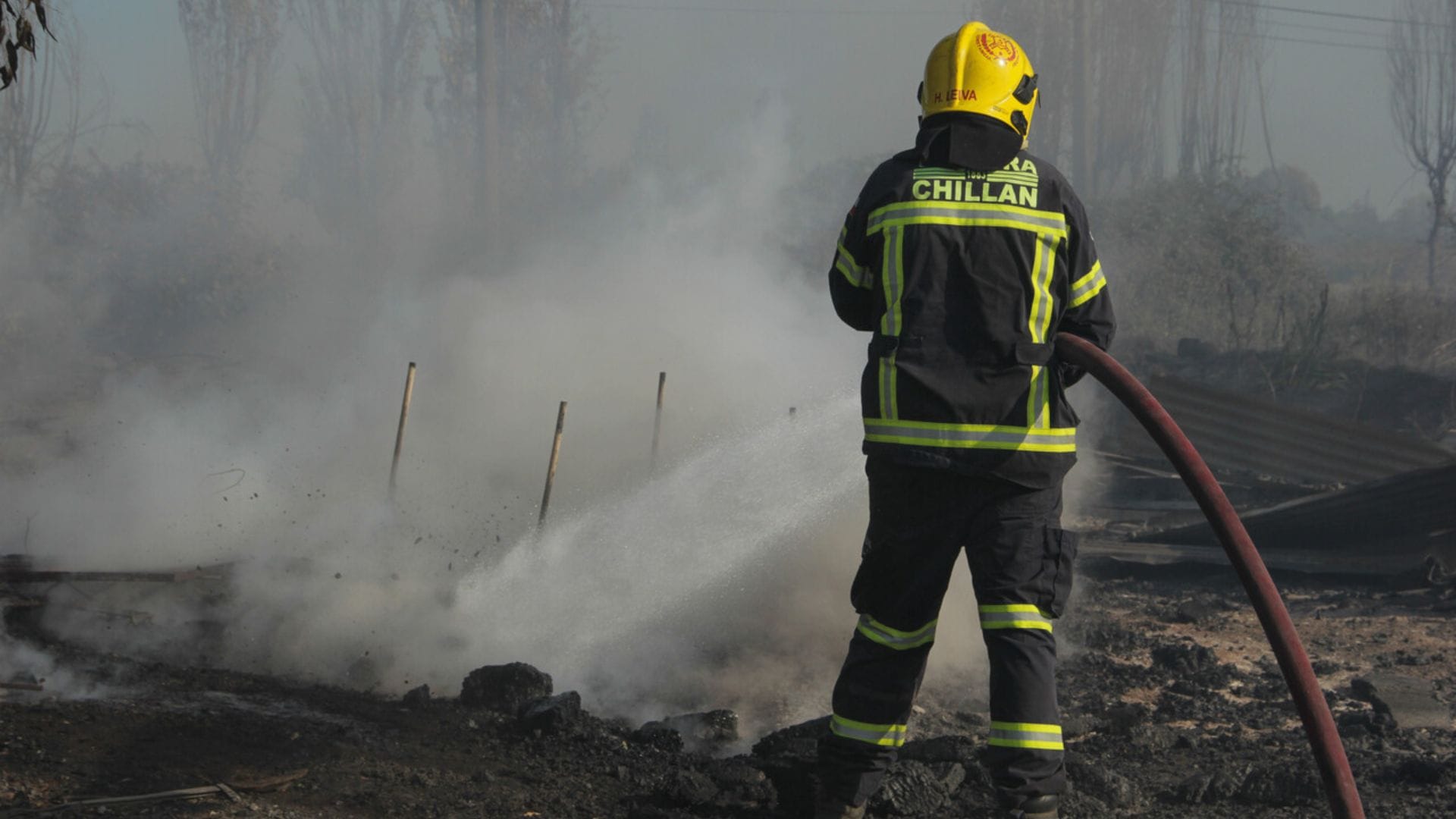 Bombero resultó con lesiones tras caer de carro en medio de combate a incendio en Chillán