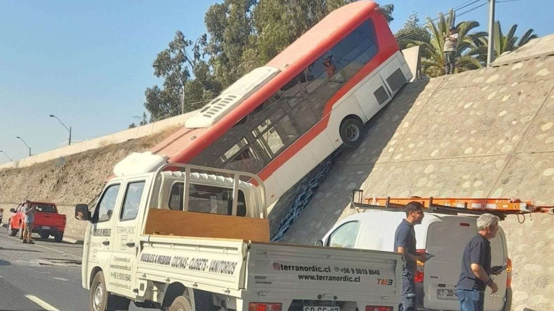 Bus del Transantiago cayó en plena autopista en Puente Alto
