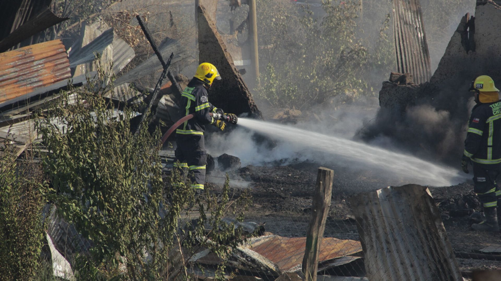 Aumentan a 550 las hectáreas consumidas por incendio en Chillán y van 6 inmuebles afectados