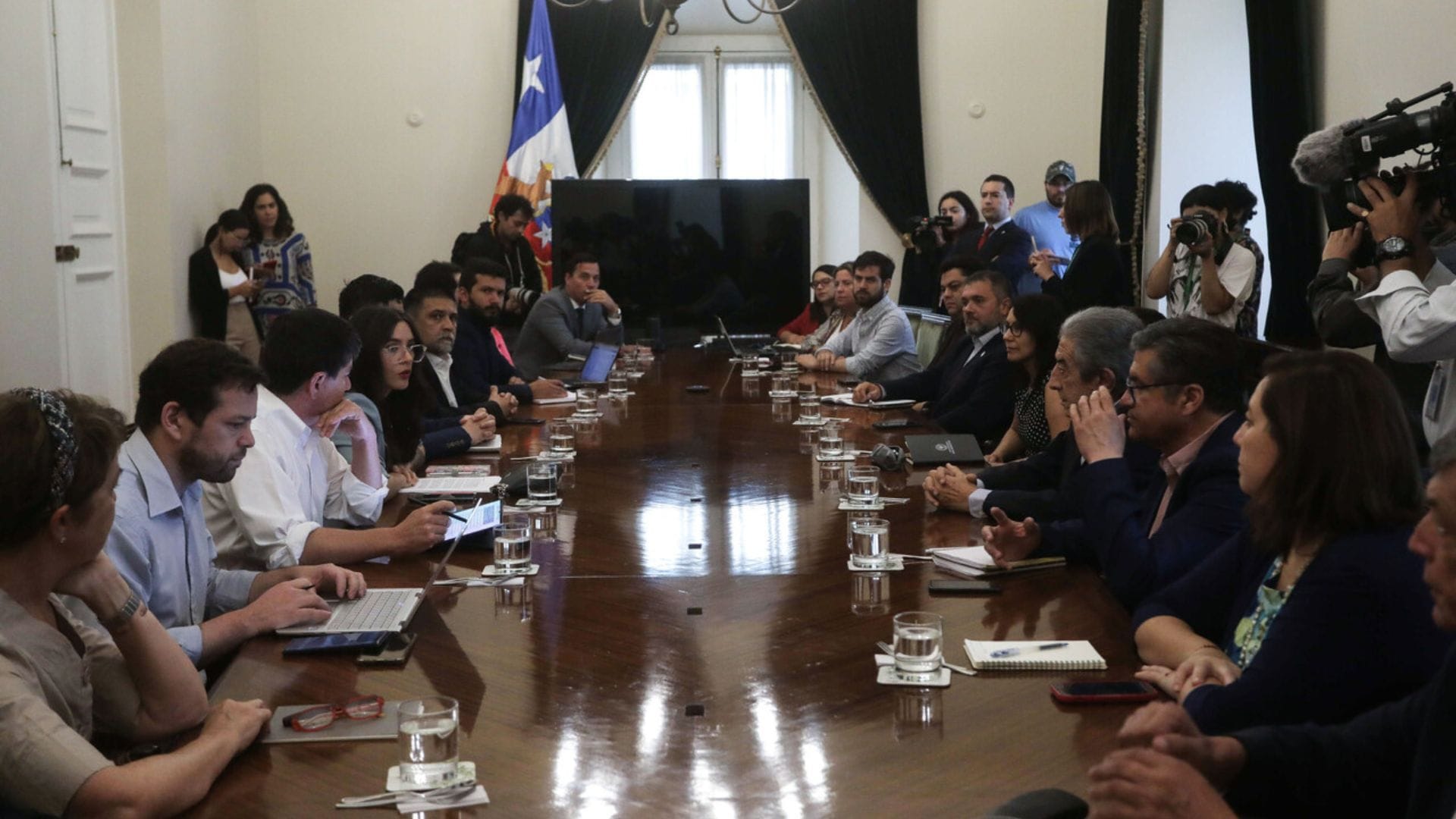 Oficialismo y oposición coordinan ayuda para damnificados por incendios