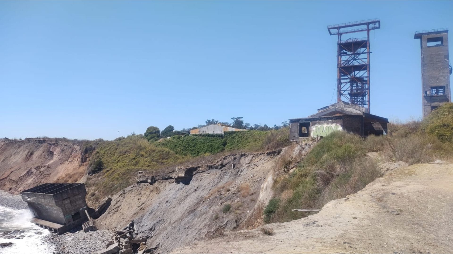 Deslizamiento de tierra sigue destruyendo el ya deteriorado patrimonio en Lota