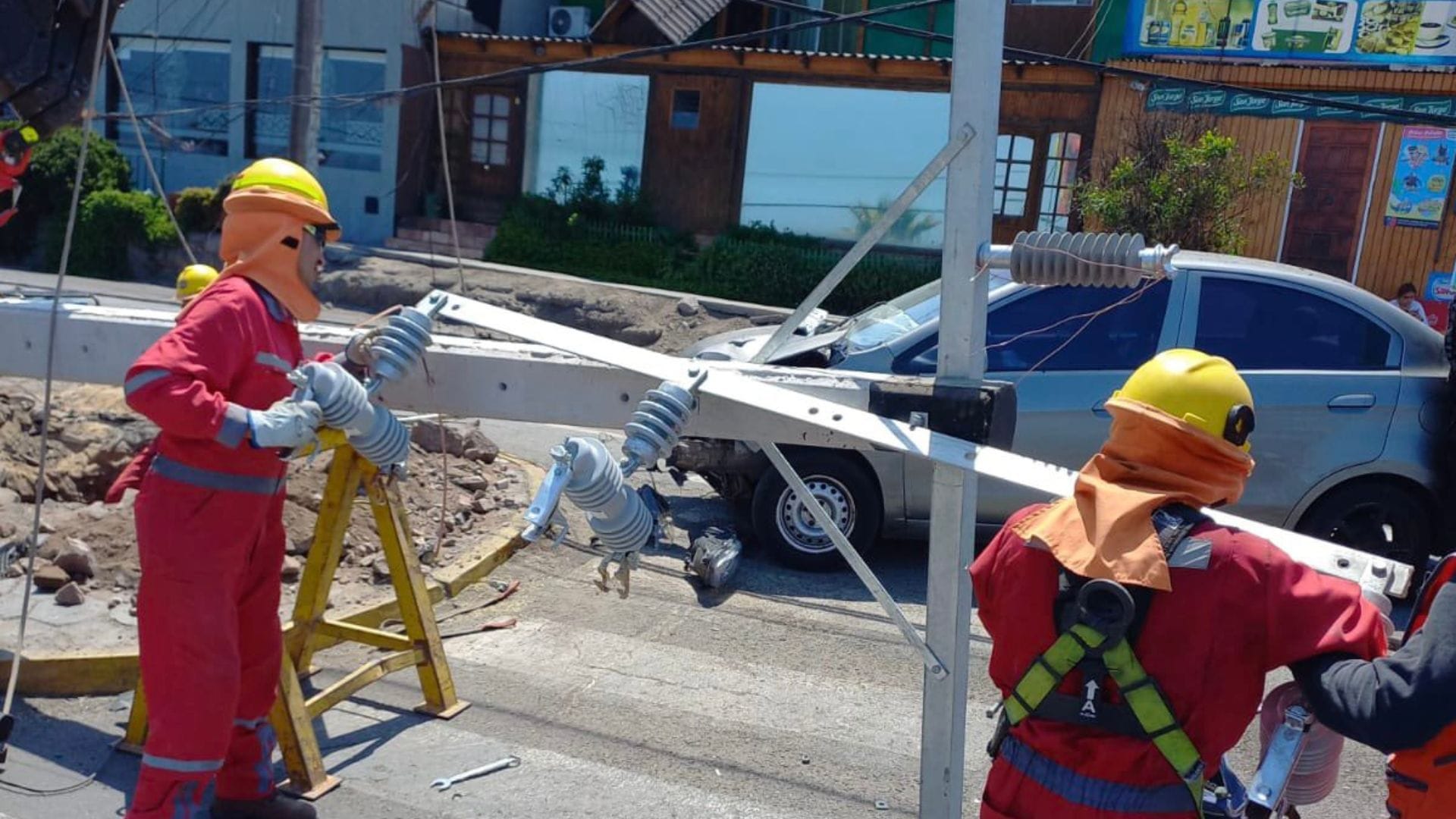 Más de 3 mil choques a postes dejan 2 millones de personas con interrupción de suministro eléctrico