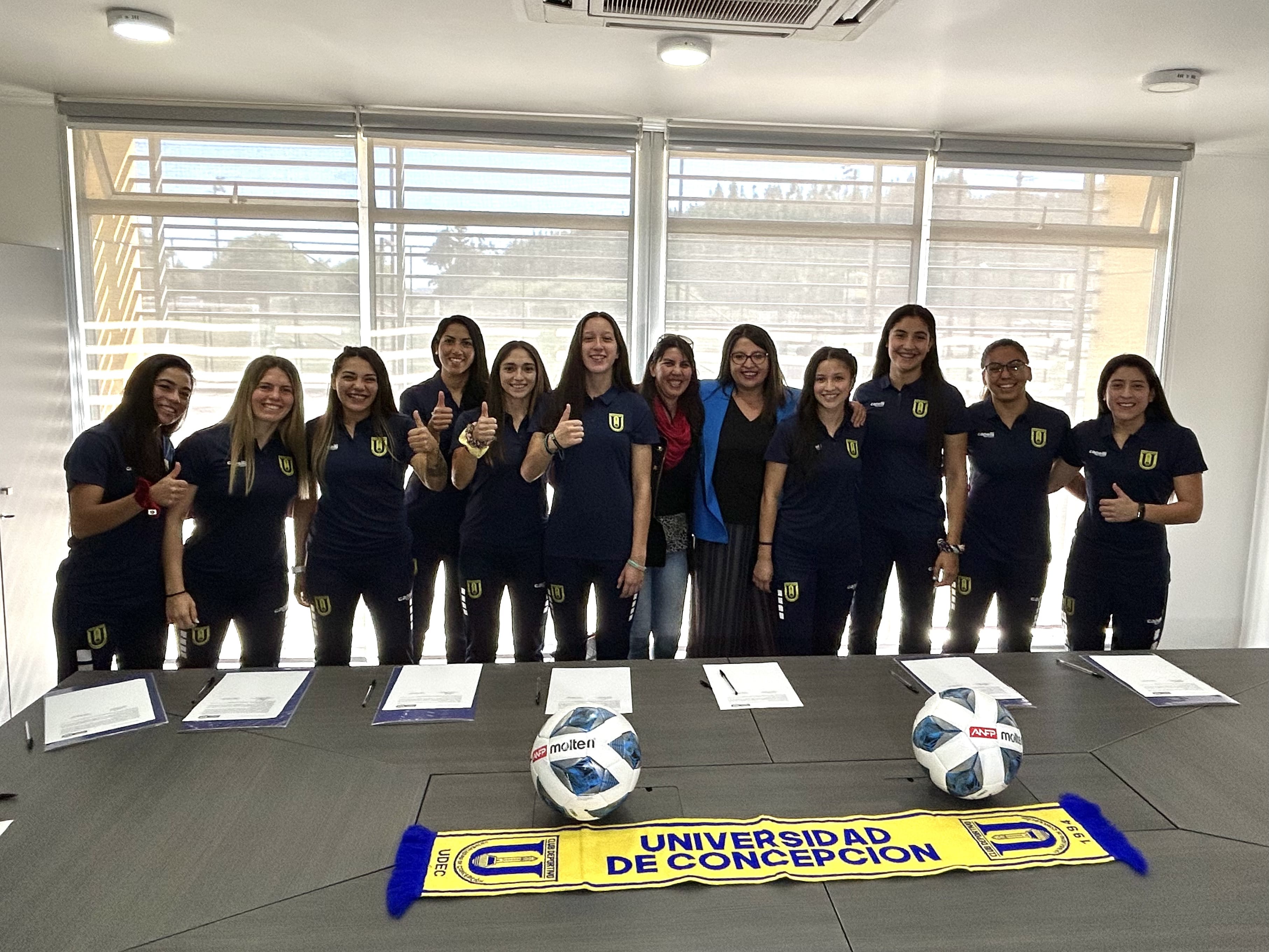 UdeConce logra una multitudinaria firma de contratos profesionales en el fútbol femenino