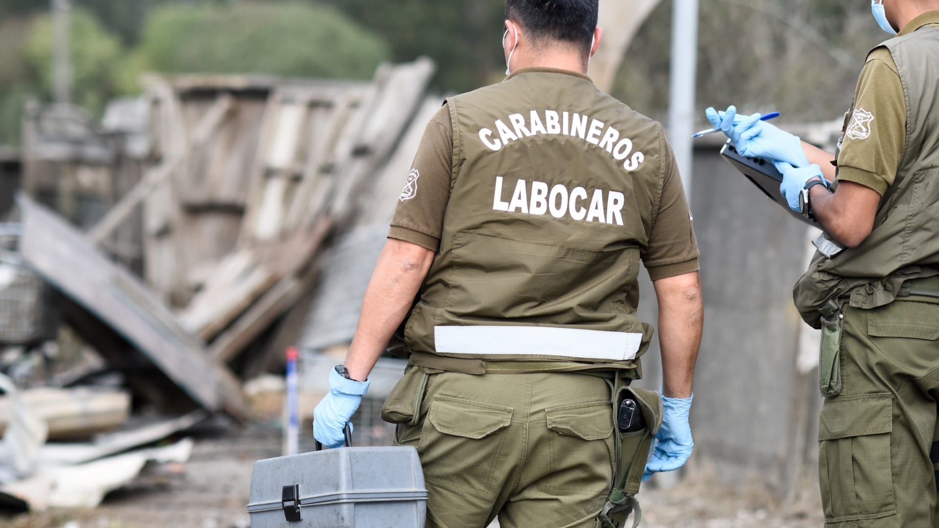 Carabineros salva a madre y su hijita de incendio intencional en Hualqui: Hombre quiso quemarlas