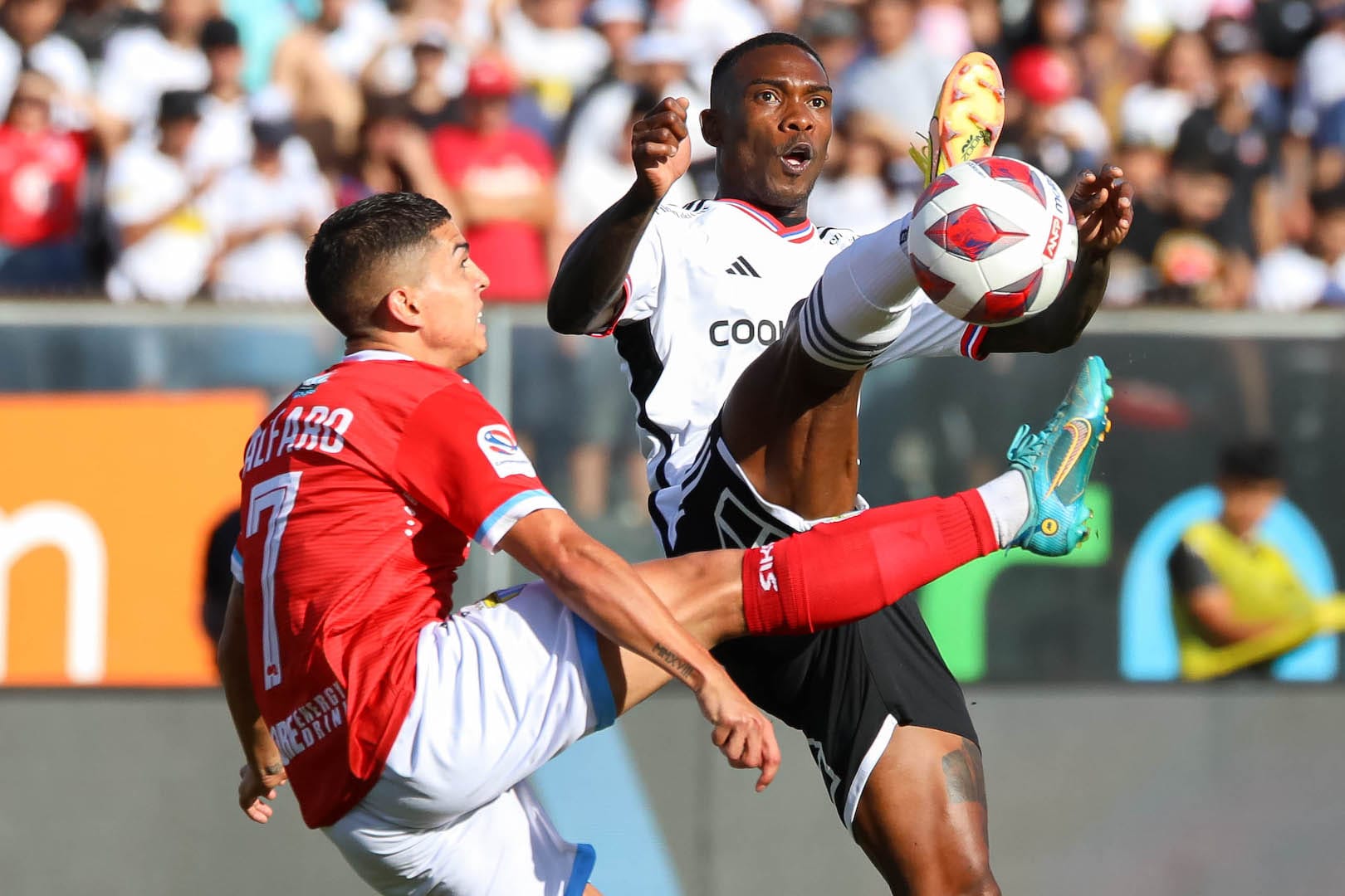 Fabián Castillo adelanta el Superclásico entre Colo Colo y la Universidad de Chile