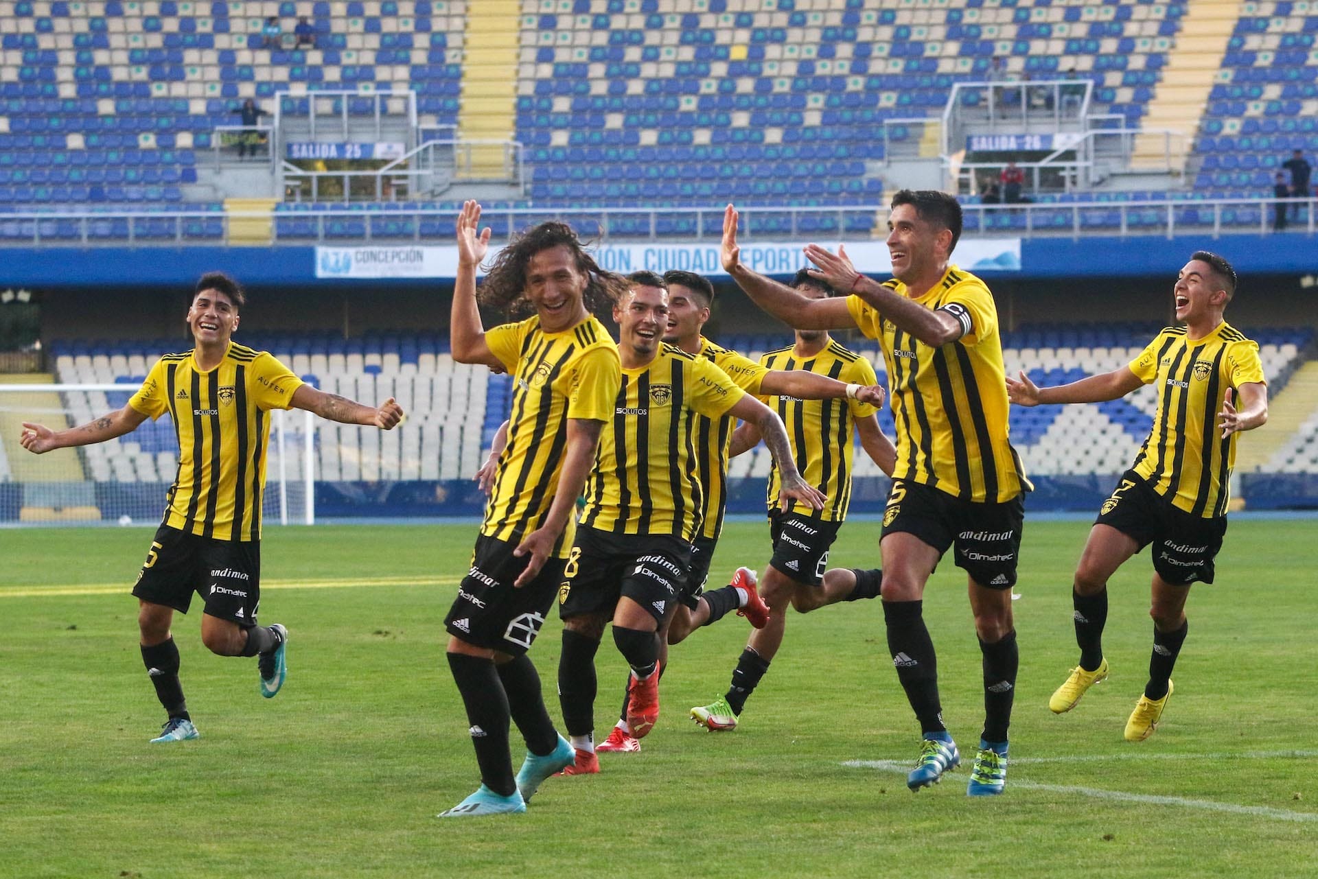 Fernández Vial rescata el temple para lograr la primera victoria en la Segunda División
