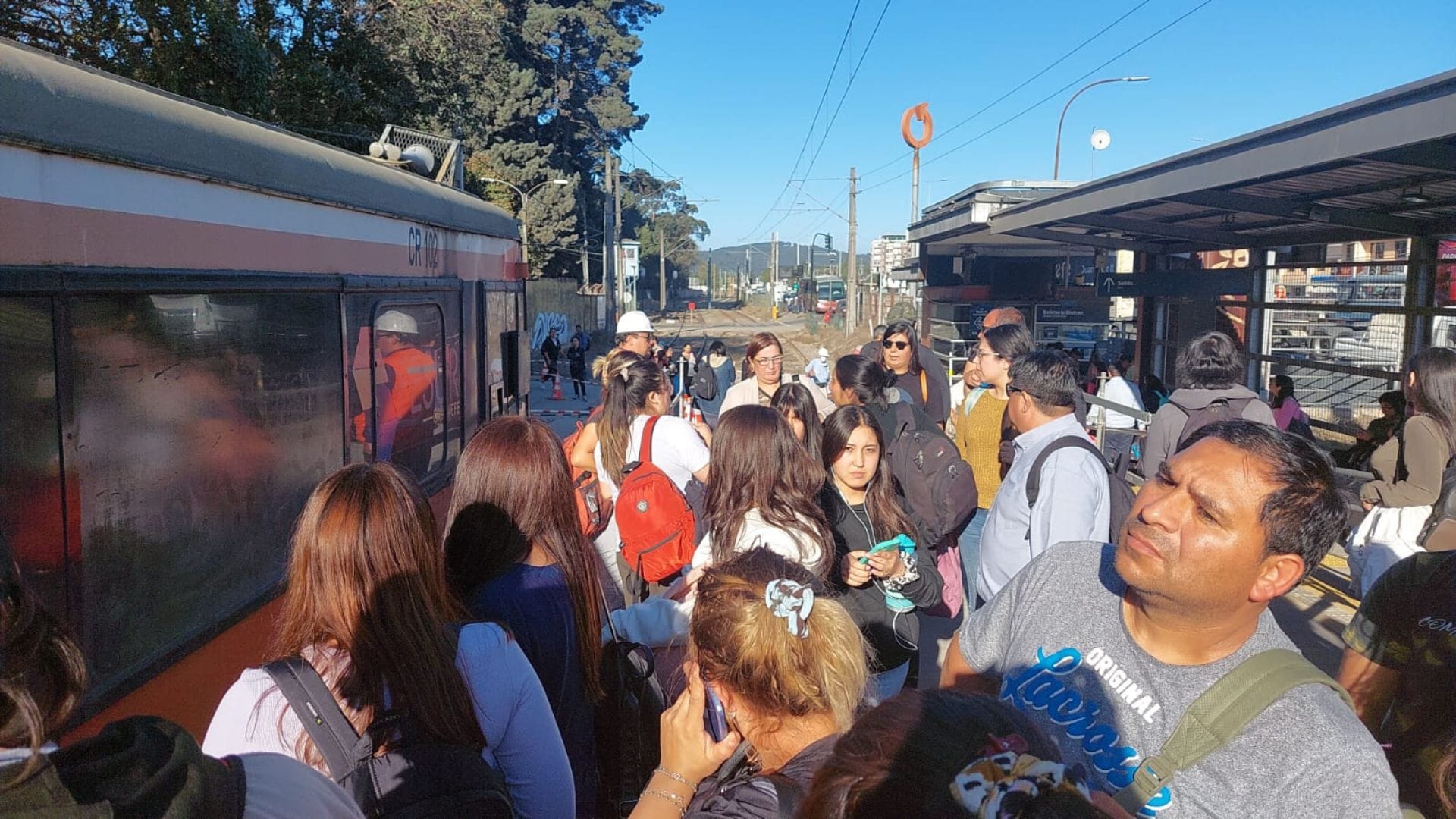 Corte de luz provoca suspensión y colapso en servicio de Biotrén a Coronel