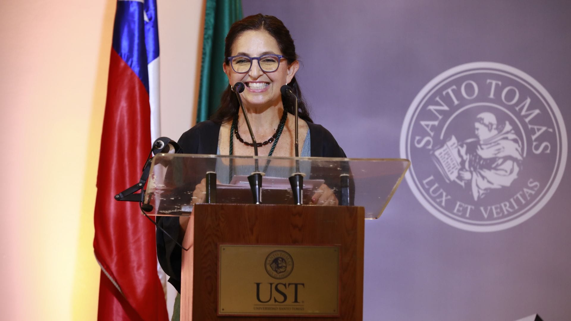 Claudia Peirano asume como nueva rectora de la Universidad Santo Tomás