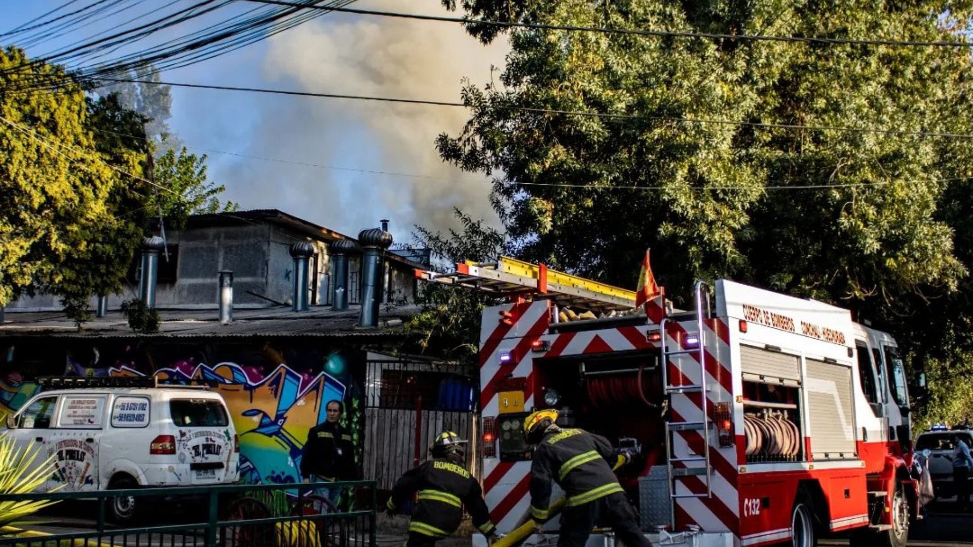 Incendio afectó a casa en Conchalí: Dejó al descubierto droga, municiones de guerra y vehículos robados
