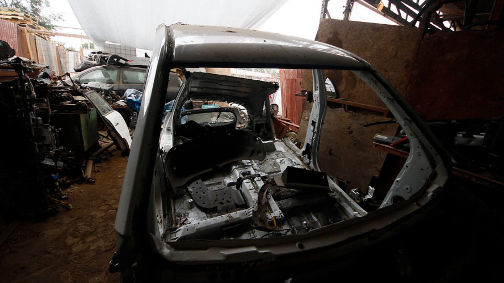 Detienen a abogado que vendía partes de autos robados en San Miguel