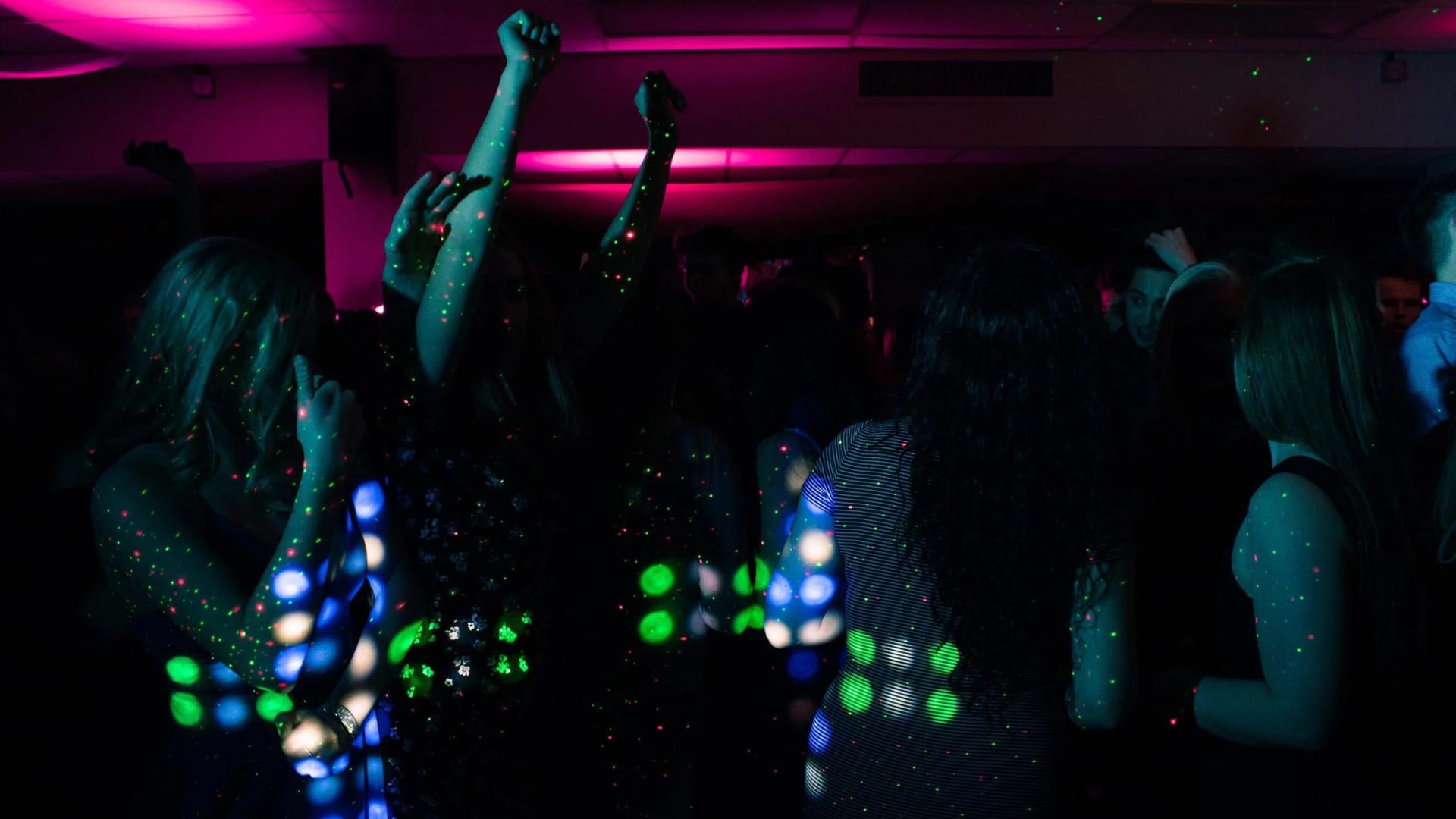 Hombre de 60 años bailaba con mujer en discoteca y murió tras desplomarse