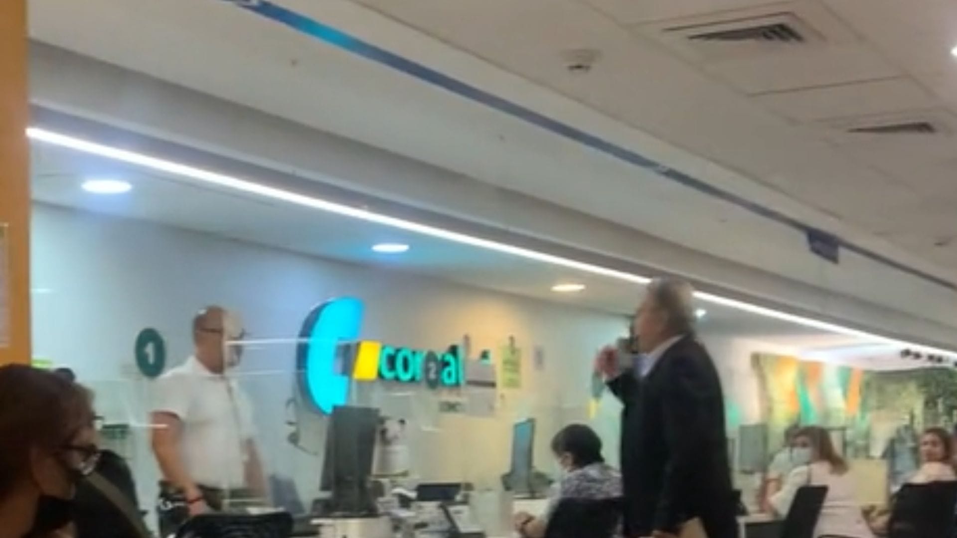 Tensión al mil: Registran pelea entre un hombre mayor y un trabajador de una Isapre