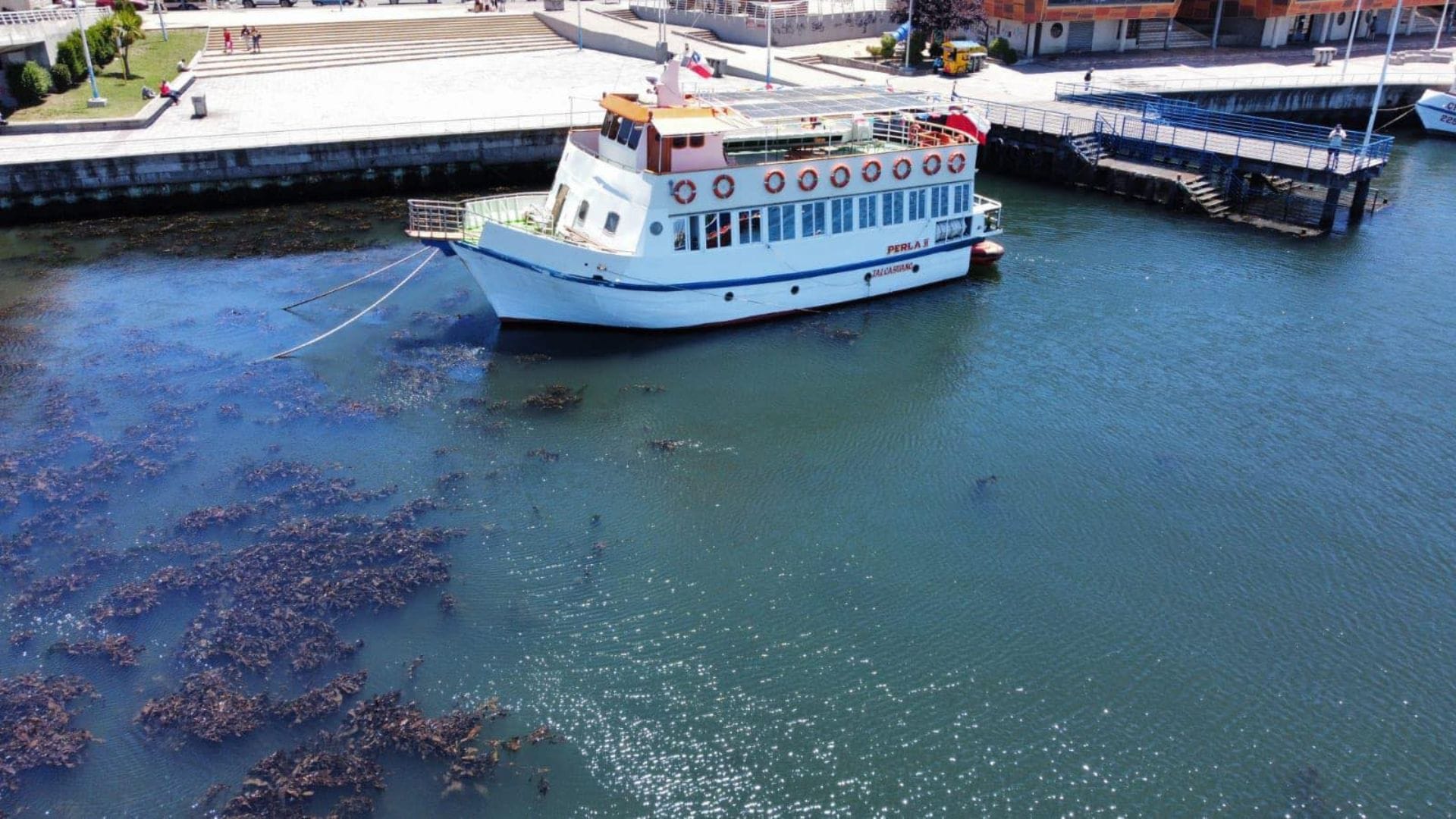 Cortan rampa de acceso a restaurante flotante que vendía alcohol en la bahía de Talcahuano