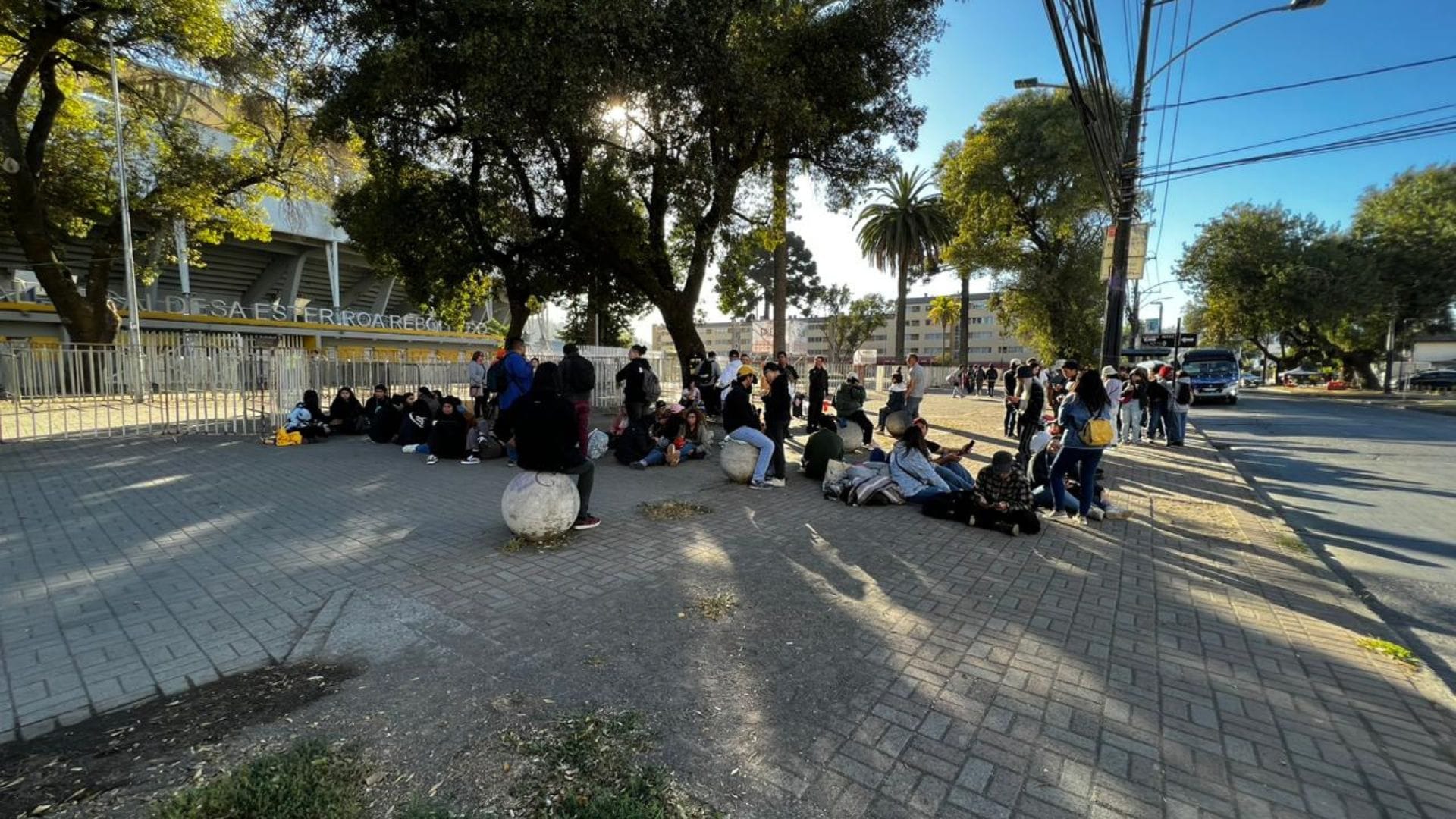 ¡Hacen fila desde la madrugada! Bunkermanía desatada en Concepción a la espera del concierto