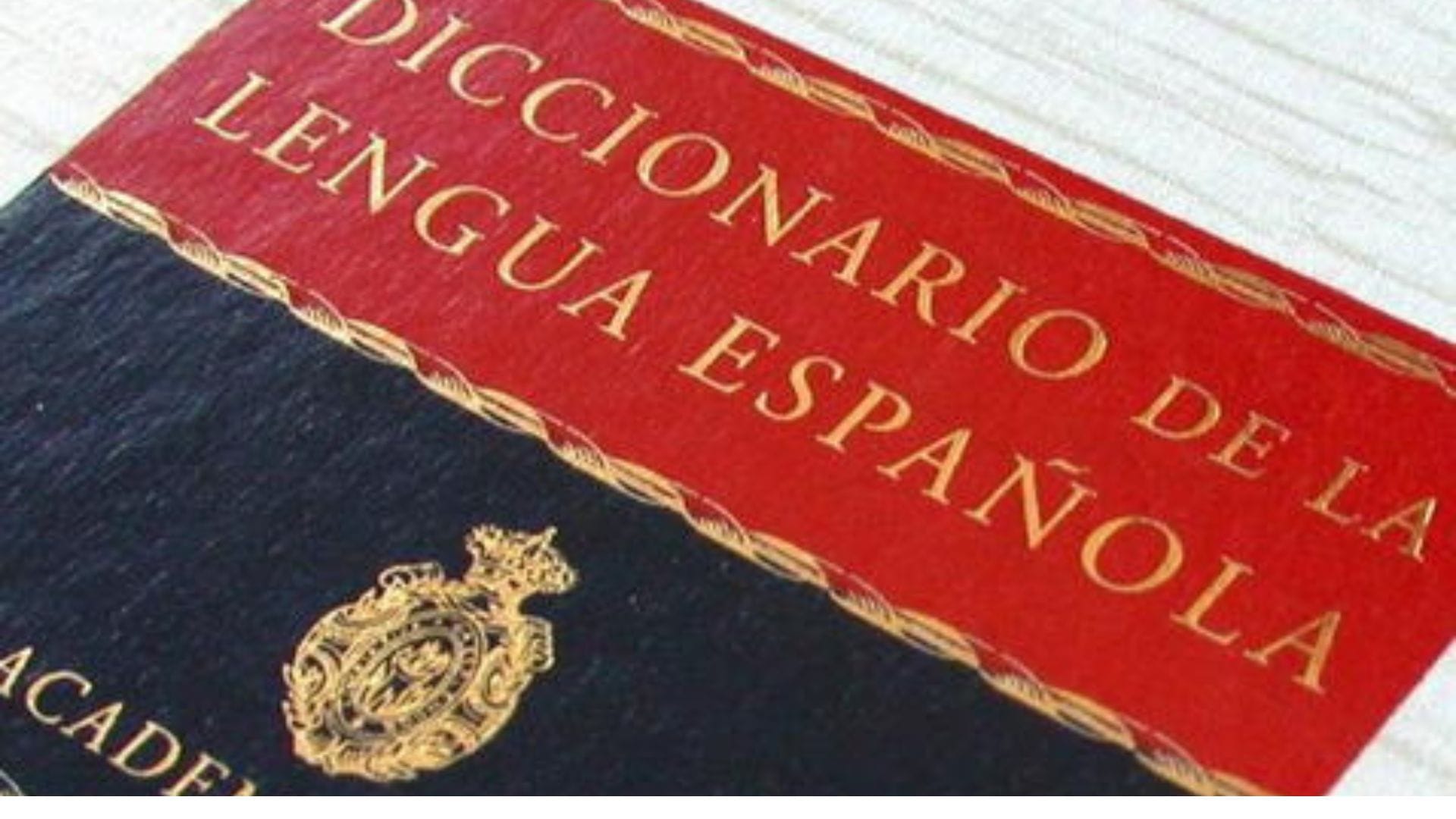 ¡La RAE ha hablado! El debate tras el uso de los artículos antes de un nombre: ¿Vulgar o válido?