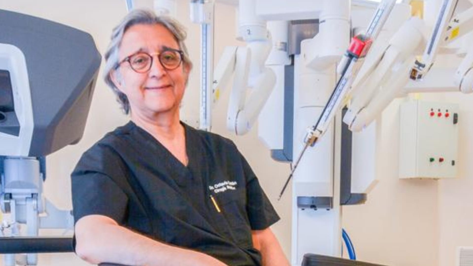 Más de mil cirugías robóticas superó el doctor Octavio Castillo de Clínica Andes Salud Concepción
