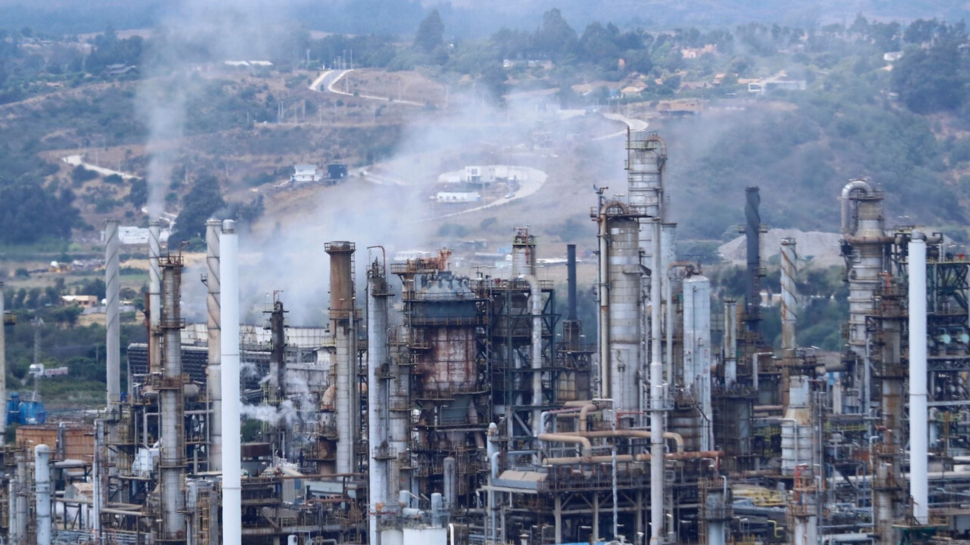 Vecinos de Concón alertan malos olores desde Refinería de Enap: Estatal reconoce incidente operacional