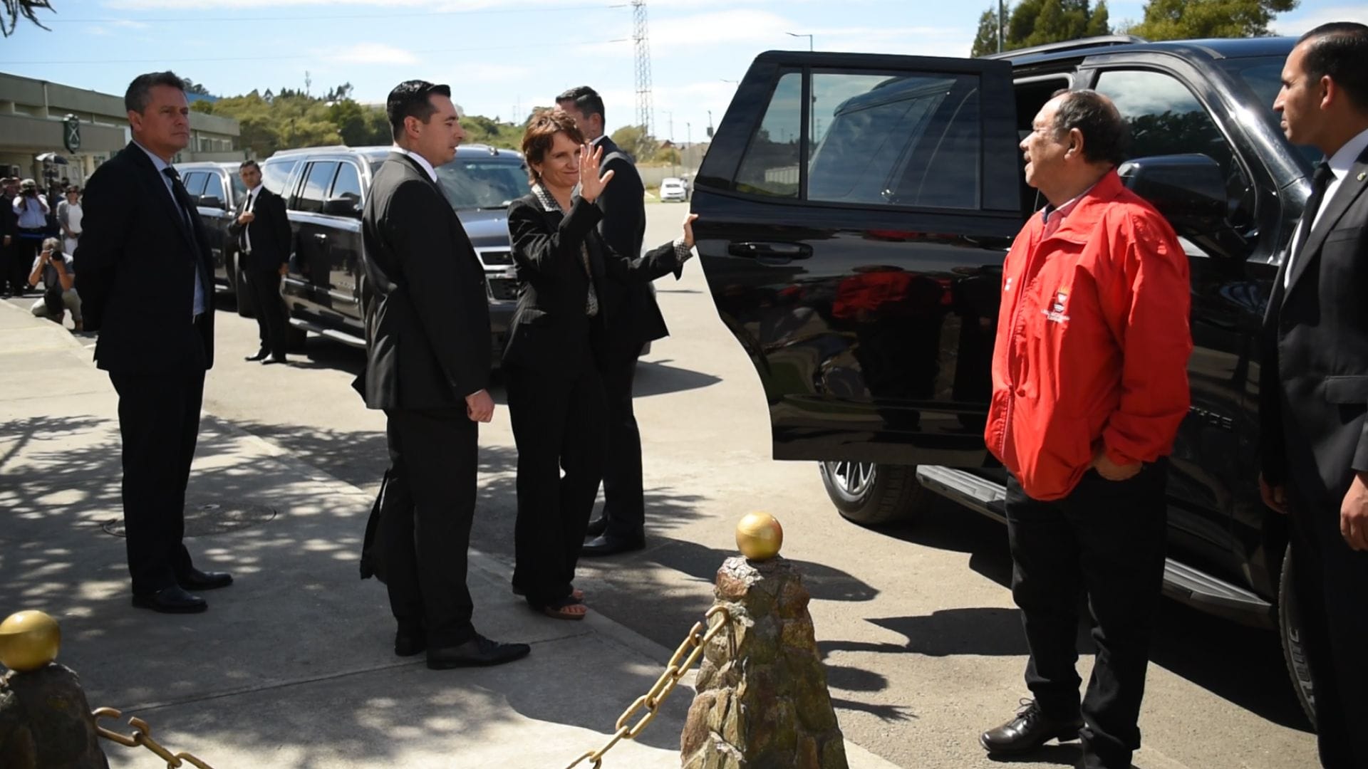 Encaran a ministra Tohá tras responso de cabo de carabineros fallecido en Concepción
