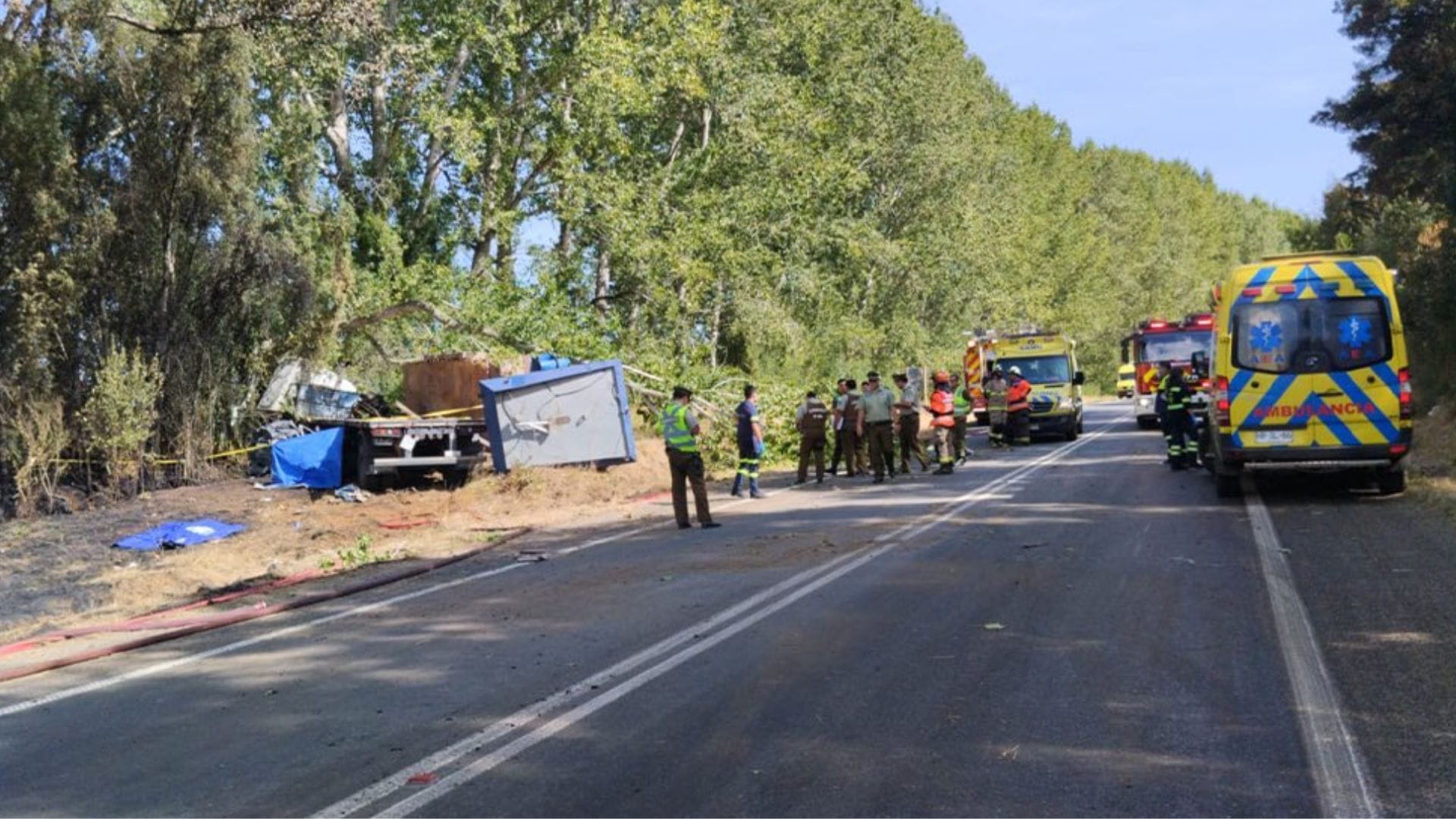 Automóvil colisionó con camión a alta velocidad: Dos fallecidos deja grave accidente de tránsito en la región de Los Ríos