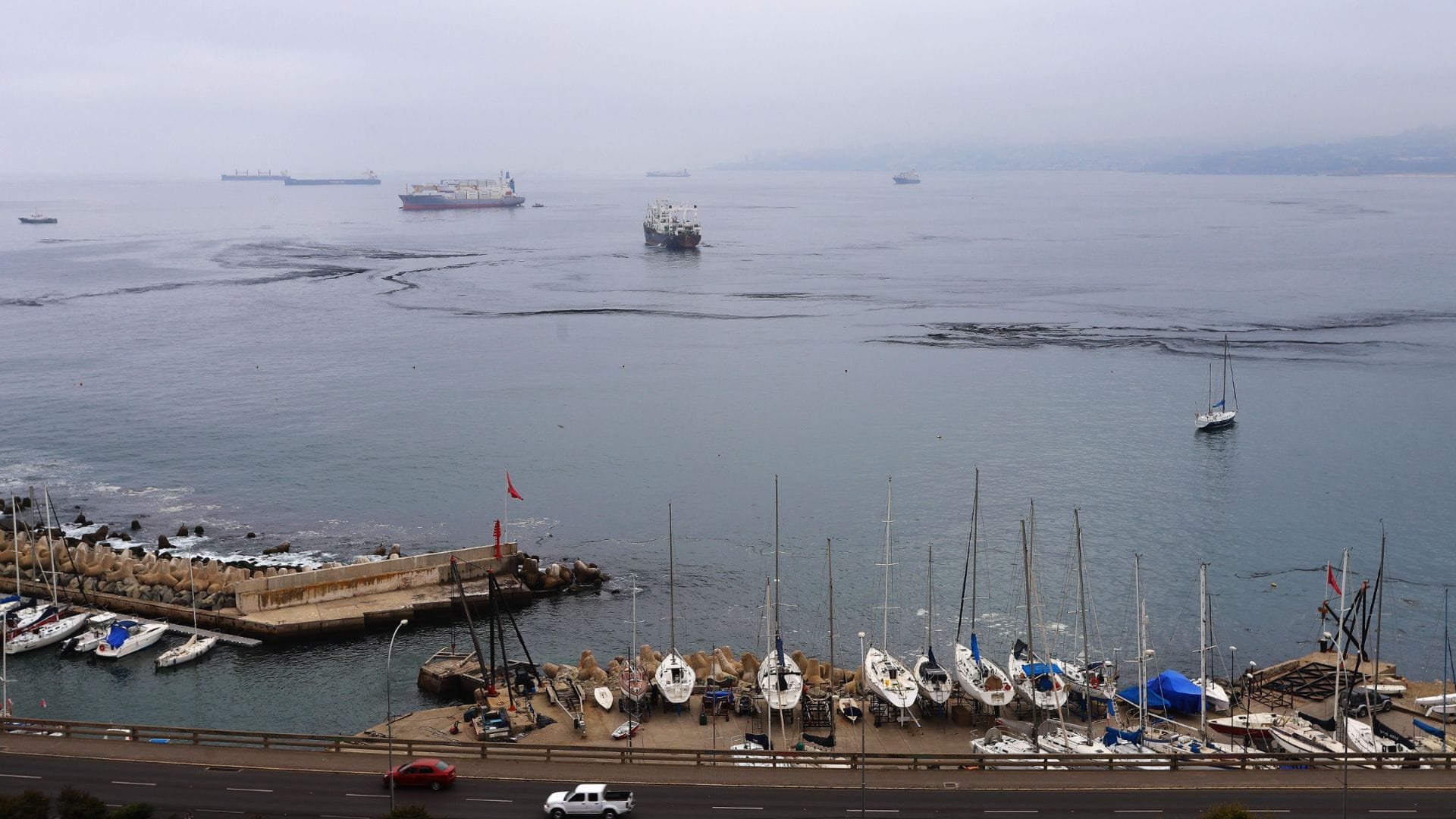 Preocupación por gran mancha negra frente a costas de Viña del Mar y Valparaíso: ¿Es hollín o petróleo?