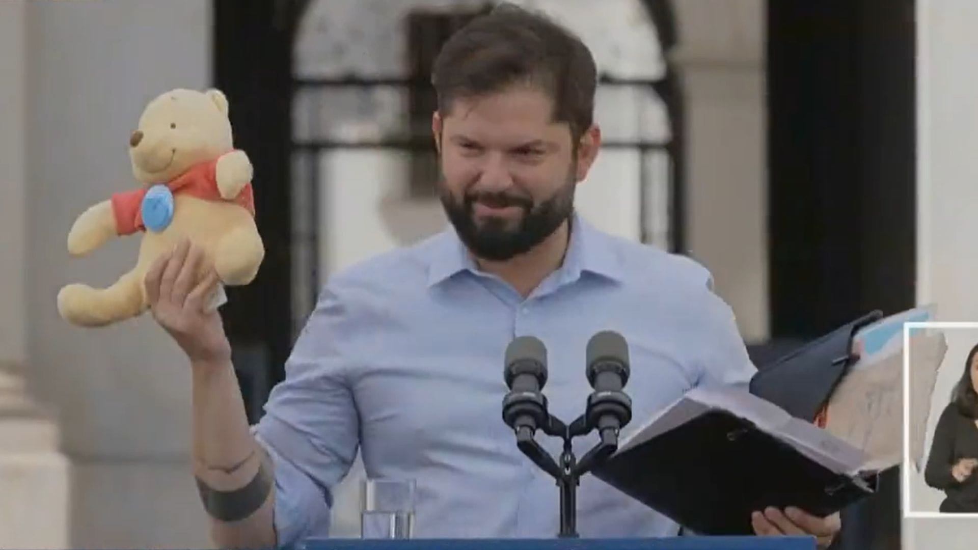 “Maldito Fabrizio… Te quiero”: La reacción del presidente Boric al recibir un peluche de Winnie the Pooh