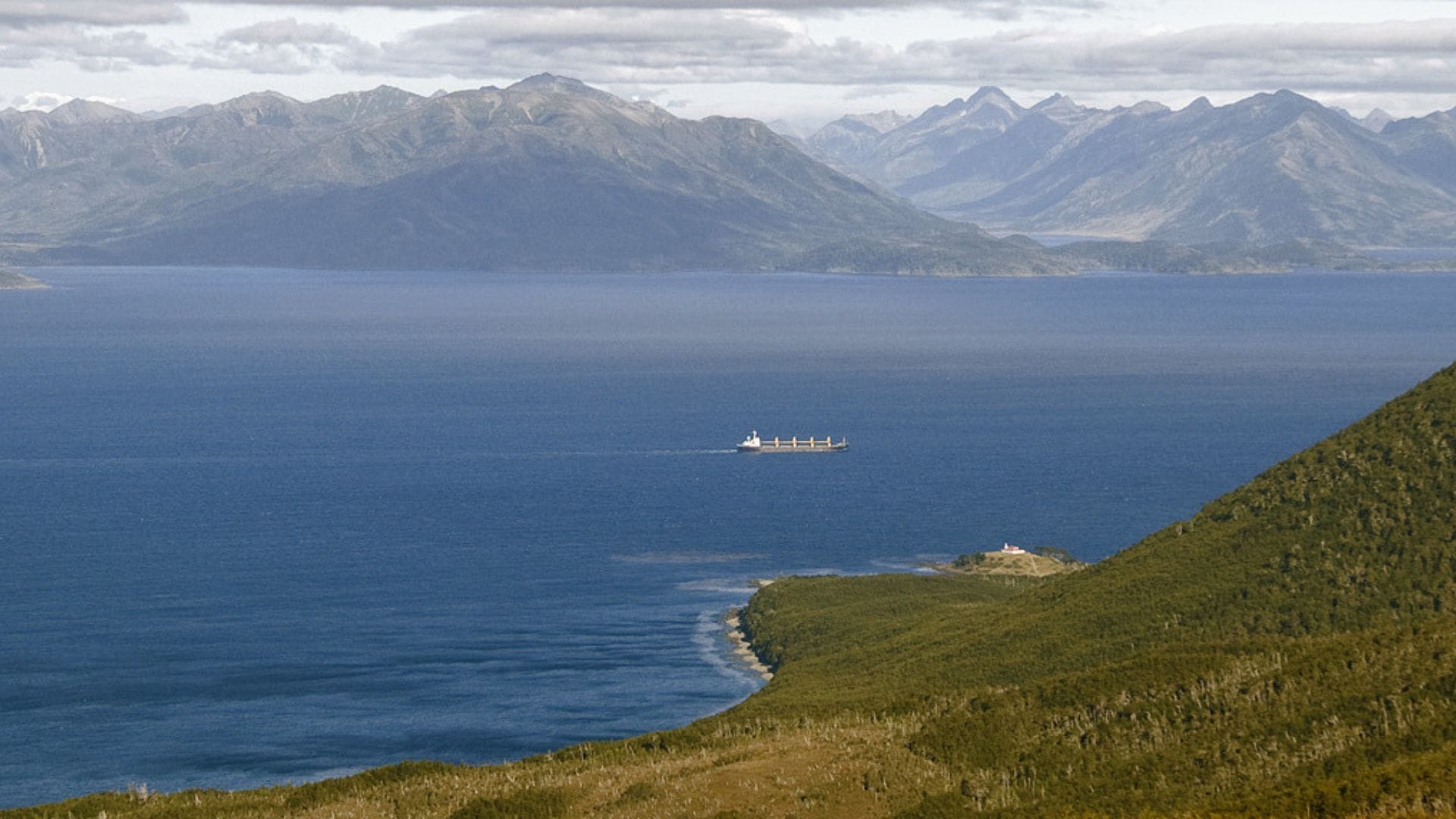 Viuda de Tompkins dona a Chile 93 mil hectáreas para crear otro parque nacional en Magallanes