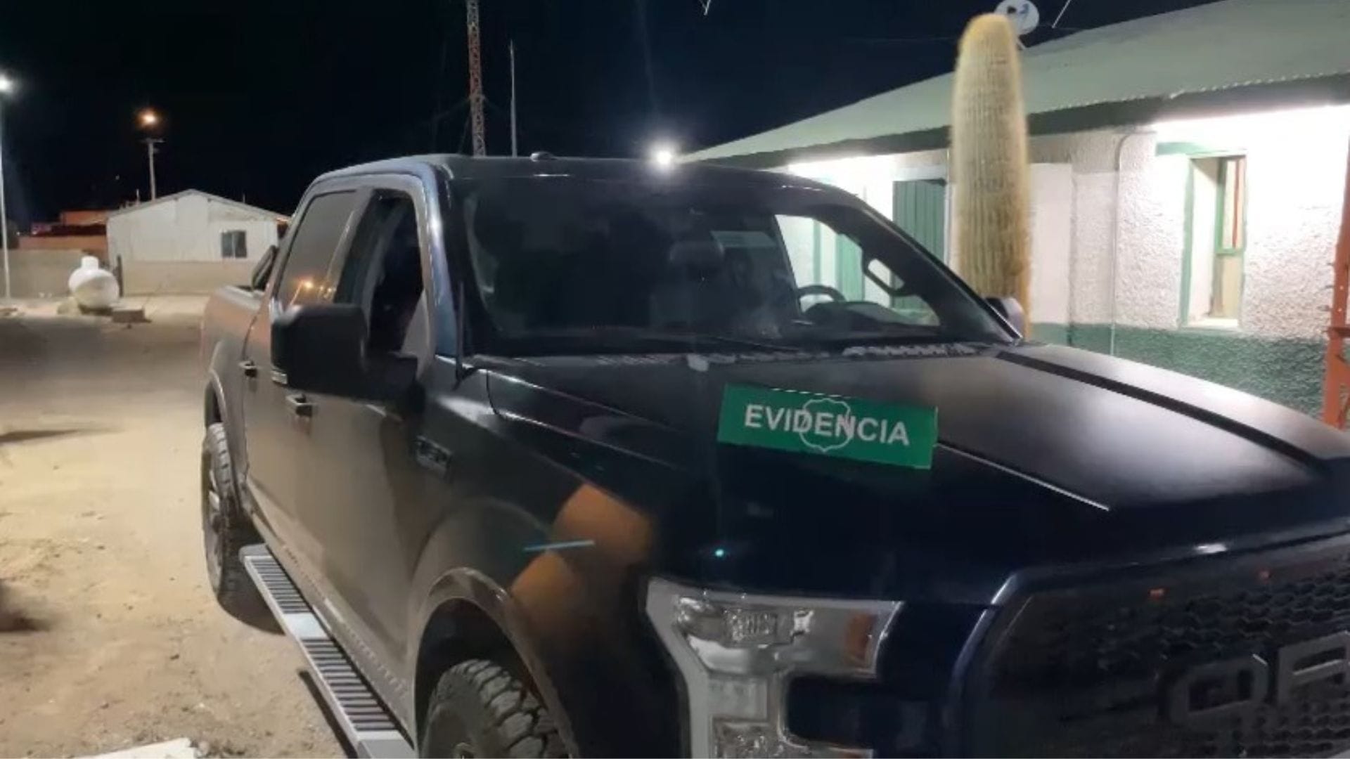 A bordo de una camioneta robada en Santiago: Dos sujetos detenidos al intentar cruzar la frontera en Colchane