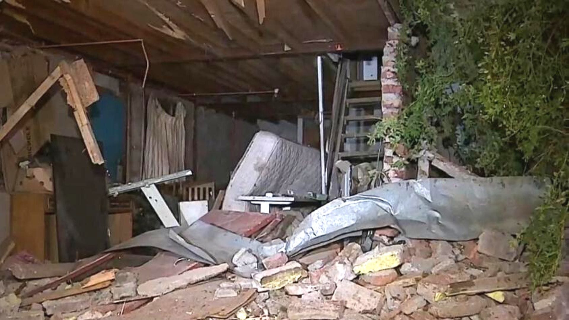 Vivienda resultó destruida: Sujeto robó un camión grúa, huyó y terminó chocando contra dos casas en Cerro Navia