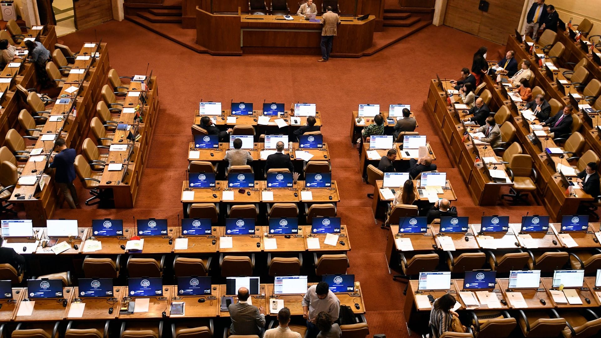 Hasta 35 minutos en promedio de atraso: El  ranking de impuntualidad de los diputados del Biobío