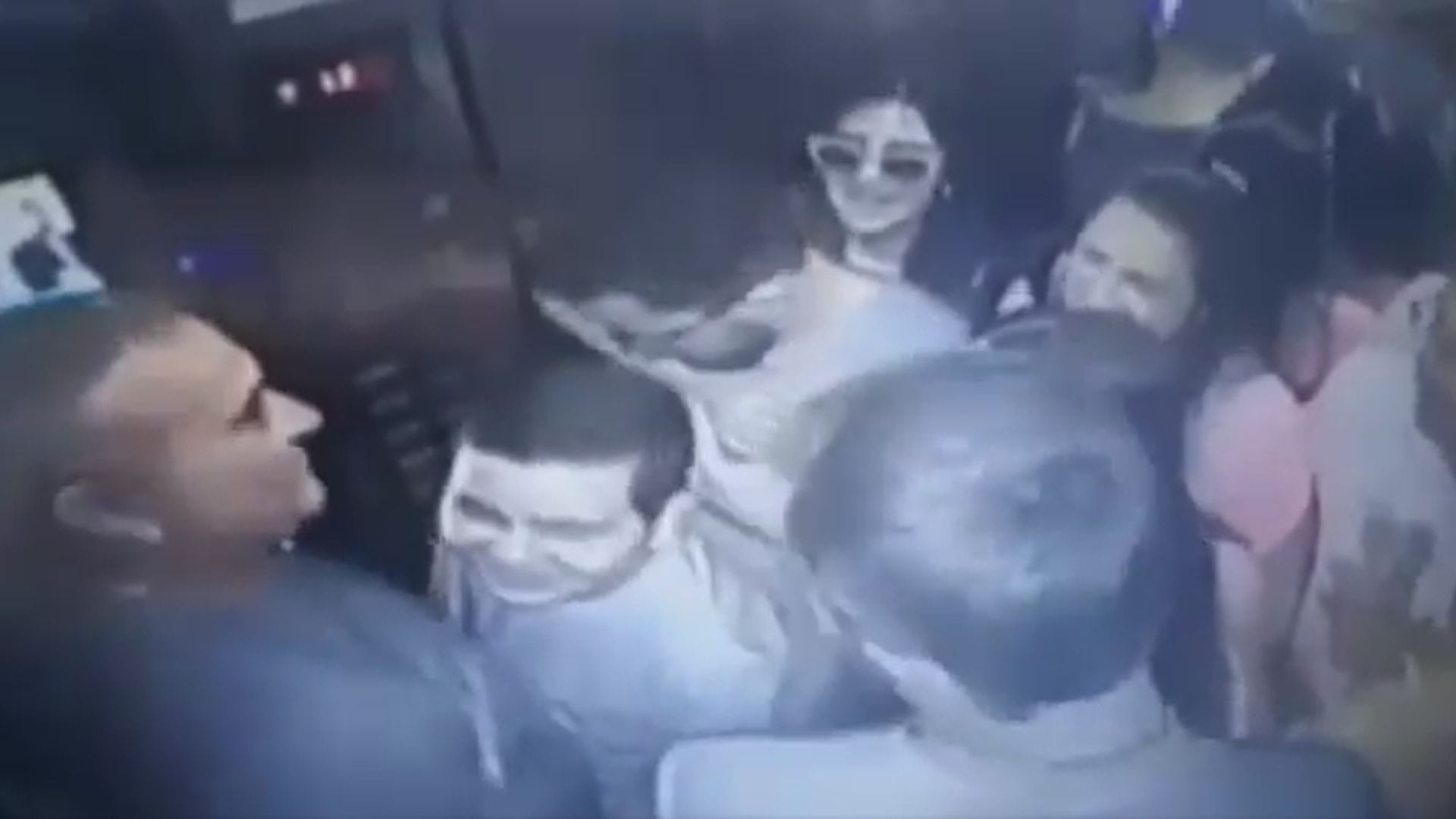 Por exceso de capacidad: Tres personas resultaron heridas tras la caída de un ascensor hasta el subterráneo en Brasil