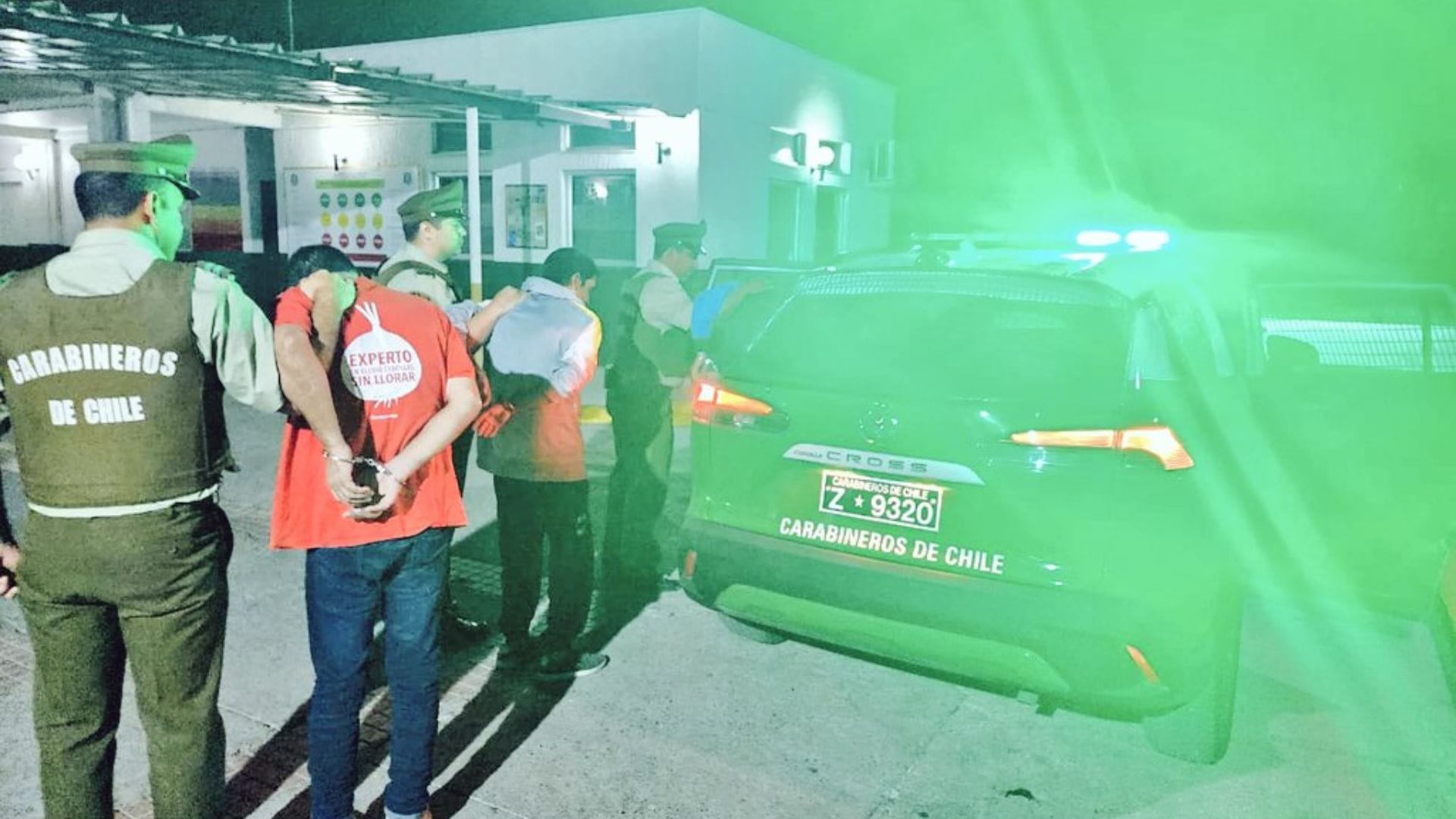 Usaban ametralladoras para robar relojes y celulares: Detienen a dos miembros de una banda de asaltantes en la Región Metropolitana
