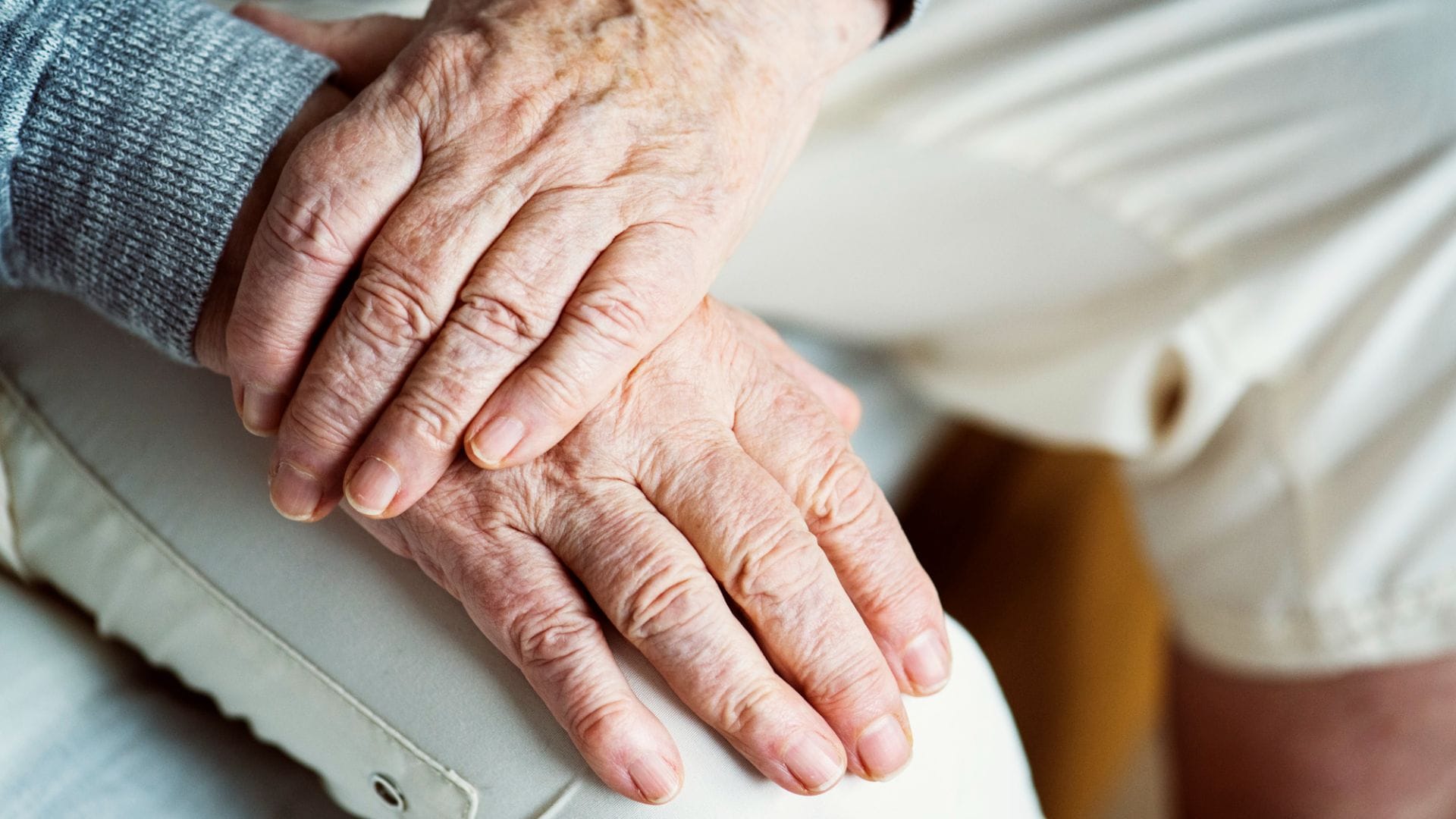 Mujer se hizo pasar por ejecutiva bancaria: Adulto mayor de 88 años fue drogado y sufrió un cuantioso robo en Quilpué